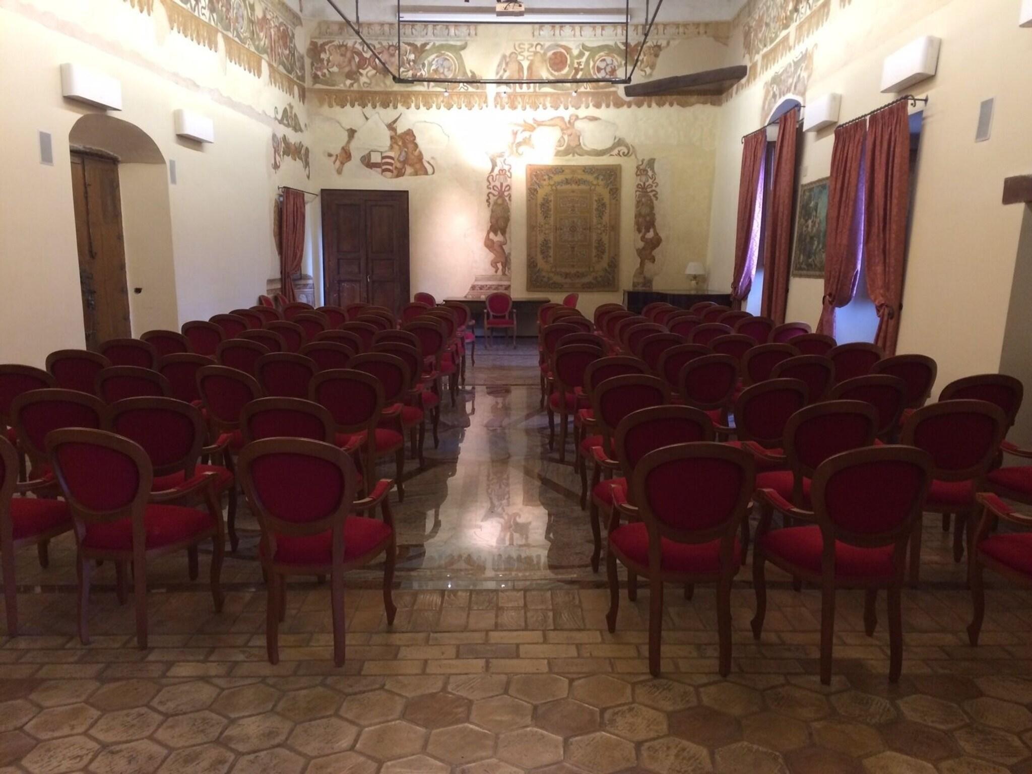 Varios Castello di Altomonte