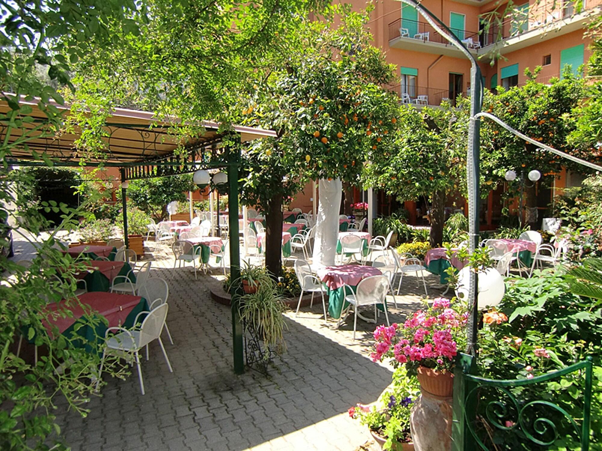 Vista Exterior Hotel Girasole