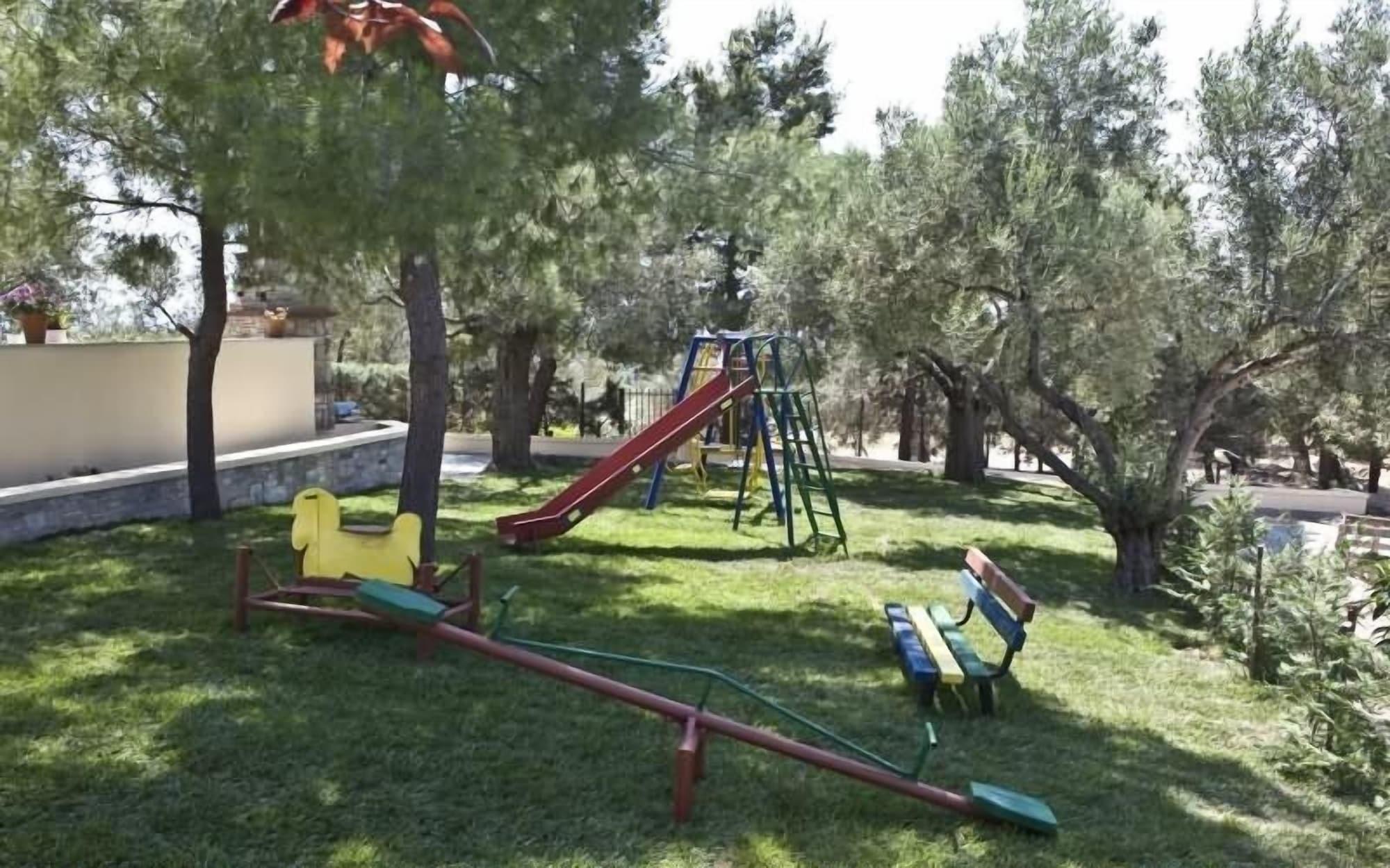 Instalaciones Recreativas Kelyfos Hotel Bungalows and Suites