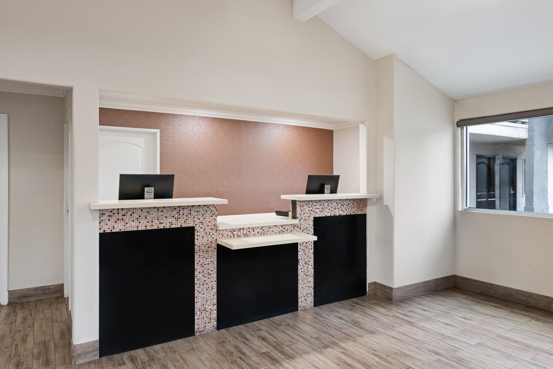 Vista Lobby Solara Inn and Suites