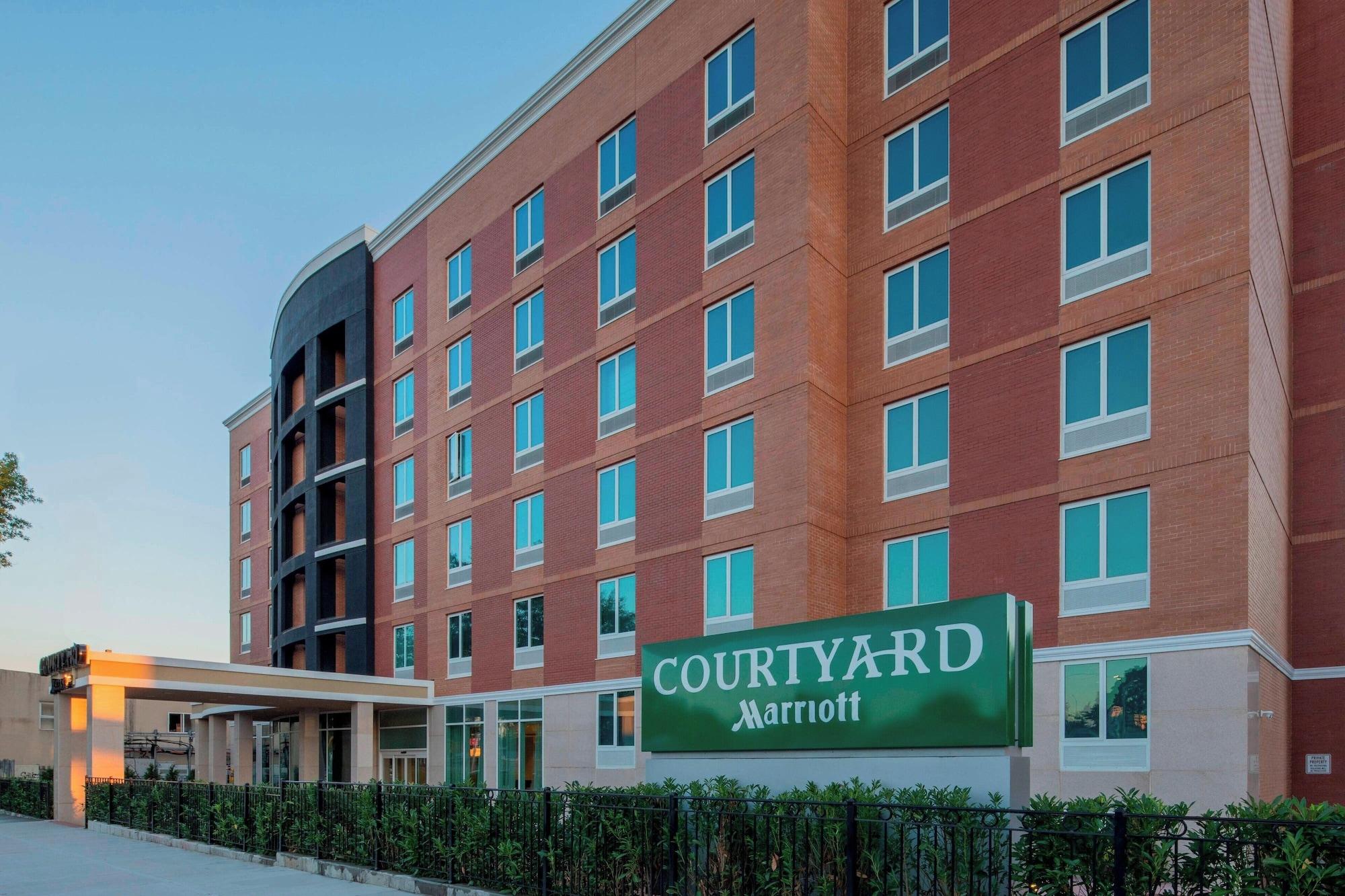 Varios Courtyard by Marriott New York Queens/Fresh Meadows