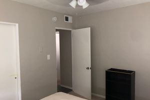 Alquiler Vacacional - Simple HUGE corner apt w/ patio near BEACHES! Bring yer dog!