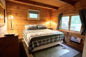 Alquiler Vacacional - Mt Snow/Stratton Vermont Log Cabin w/ Fire Pit, Game Room, Deck