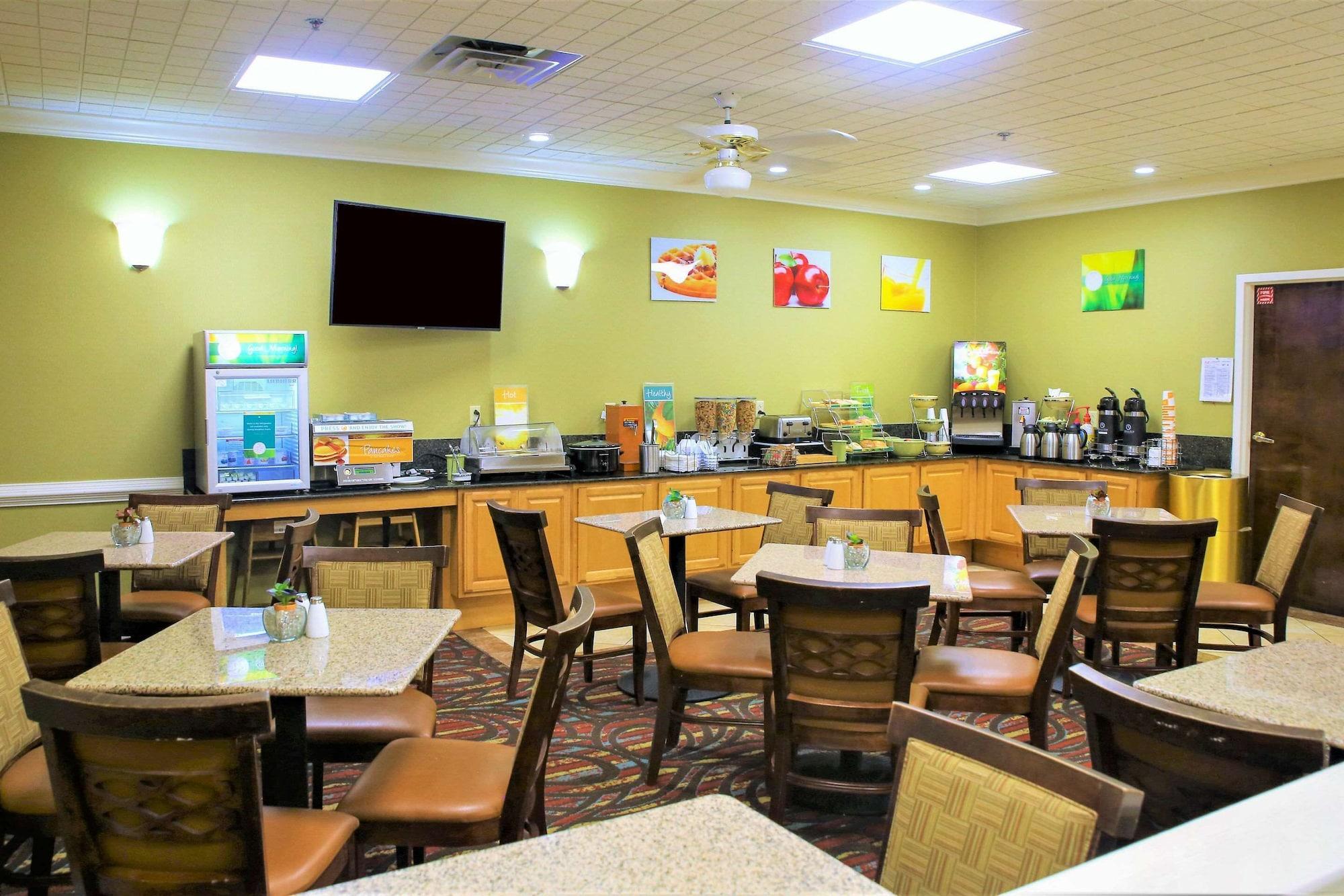 Restaurant Quality Inn Fayetteville near Historic Downtown Square