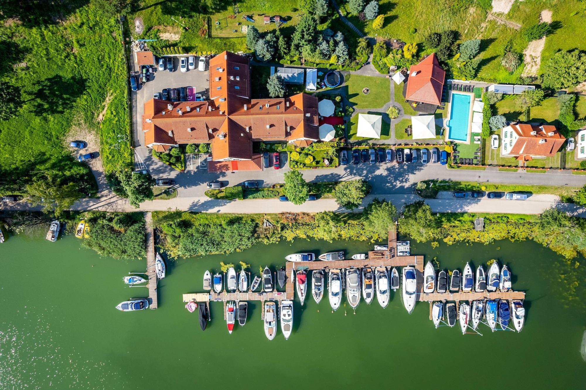 Vista Exterior Hotel Amax