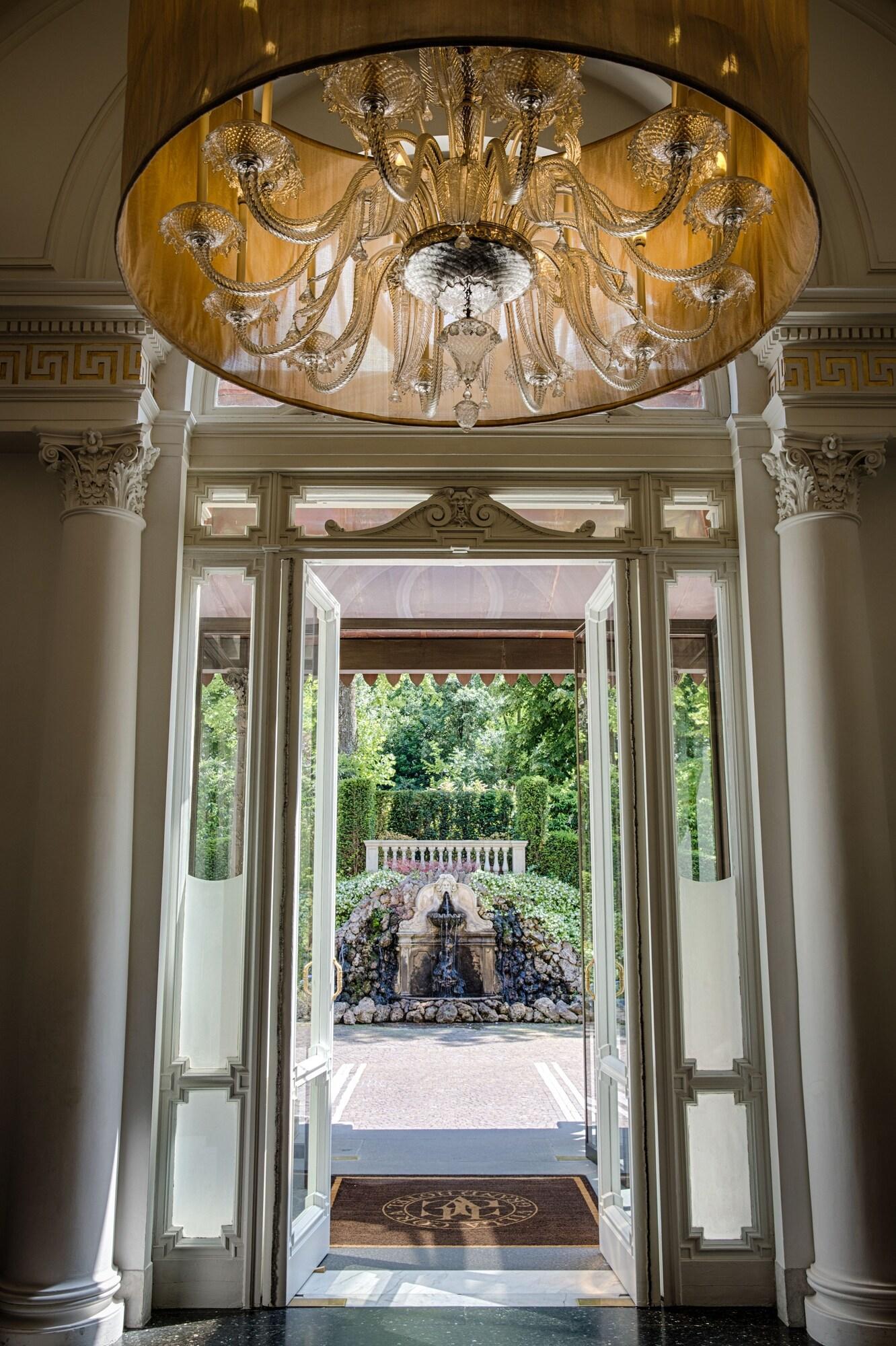 Vista Lobby Villa Cora