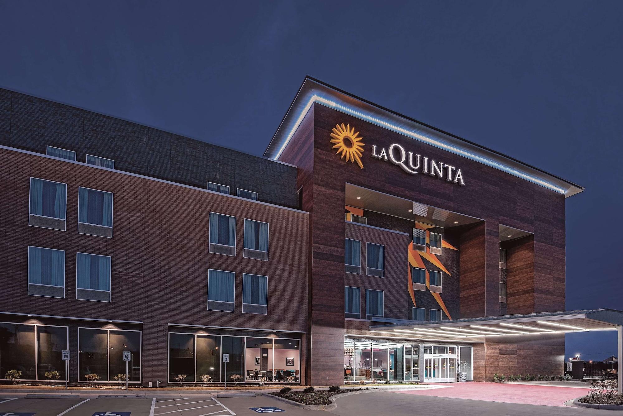 Vista Exterior La Quinta Inn & Suites by Wyndham Dallas Grand Prairie North