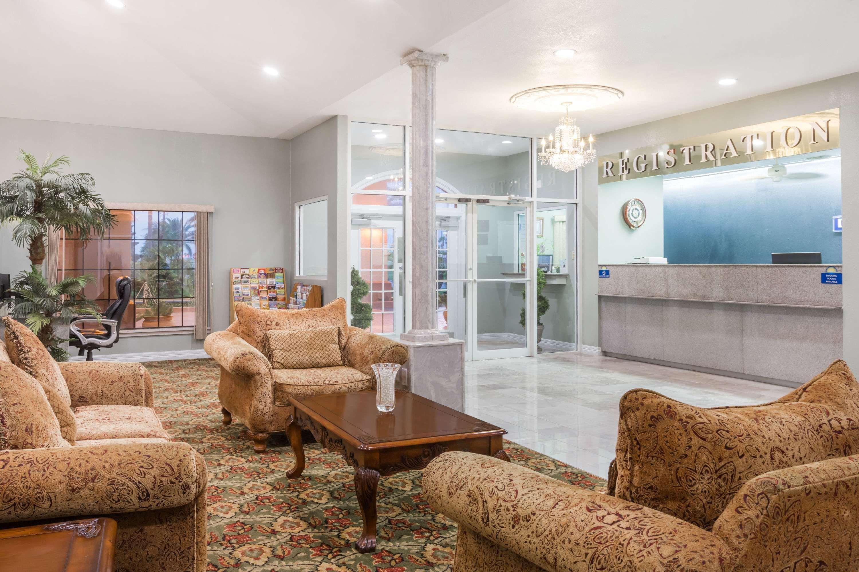 Vista Lobby Days Inn by Wyndham Portland/Corpus Christi