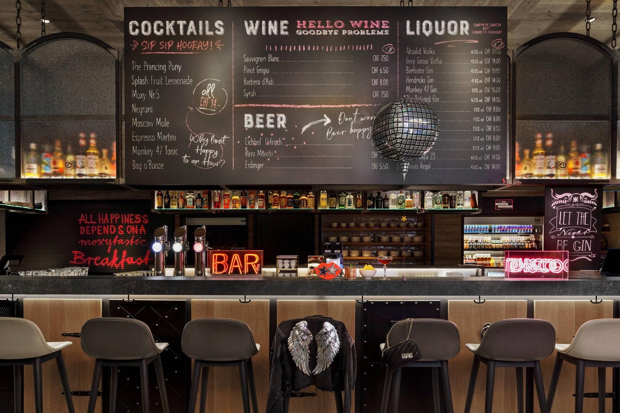Bar/Salón Moxy Bern Expo
