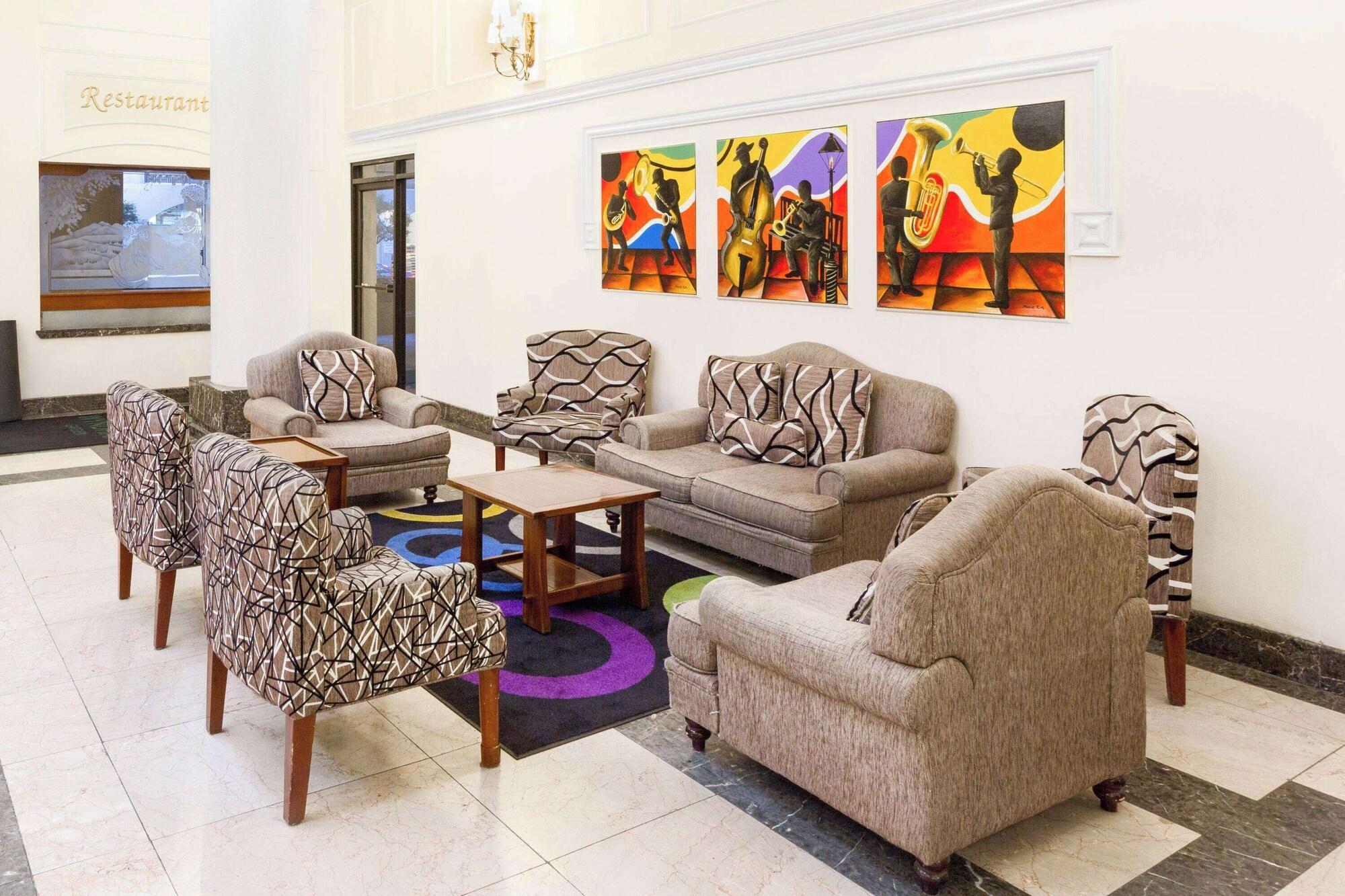 Vista Lobby Wyndham Garden Hotel Baronne Plaza