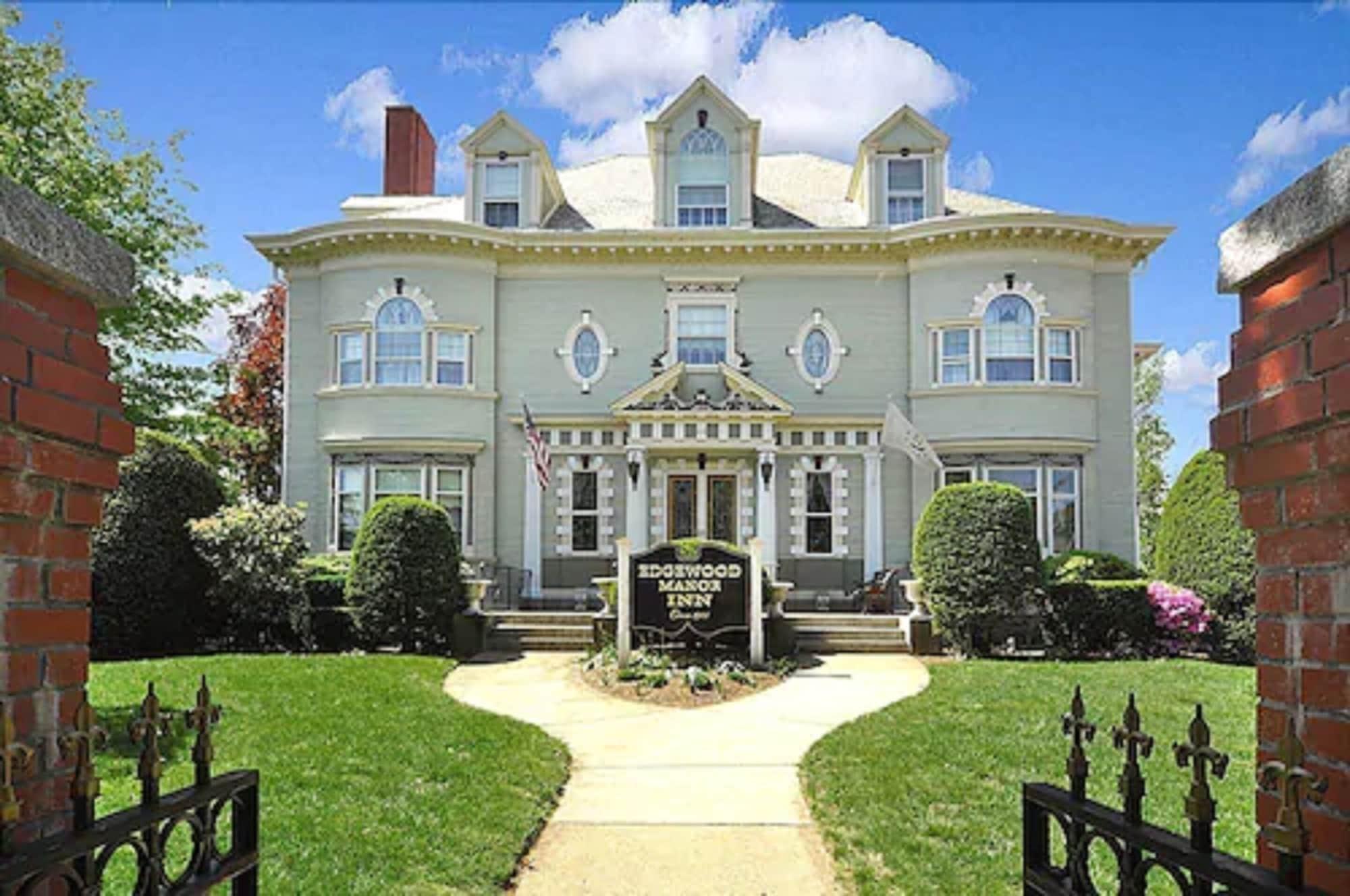 Varios Edgewood Manor