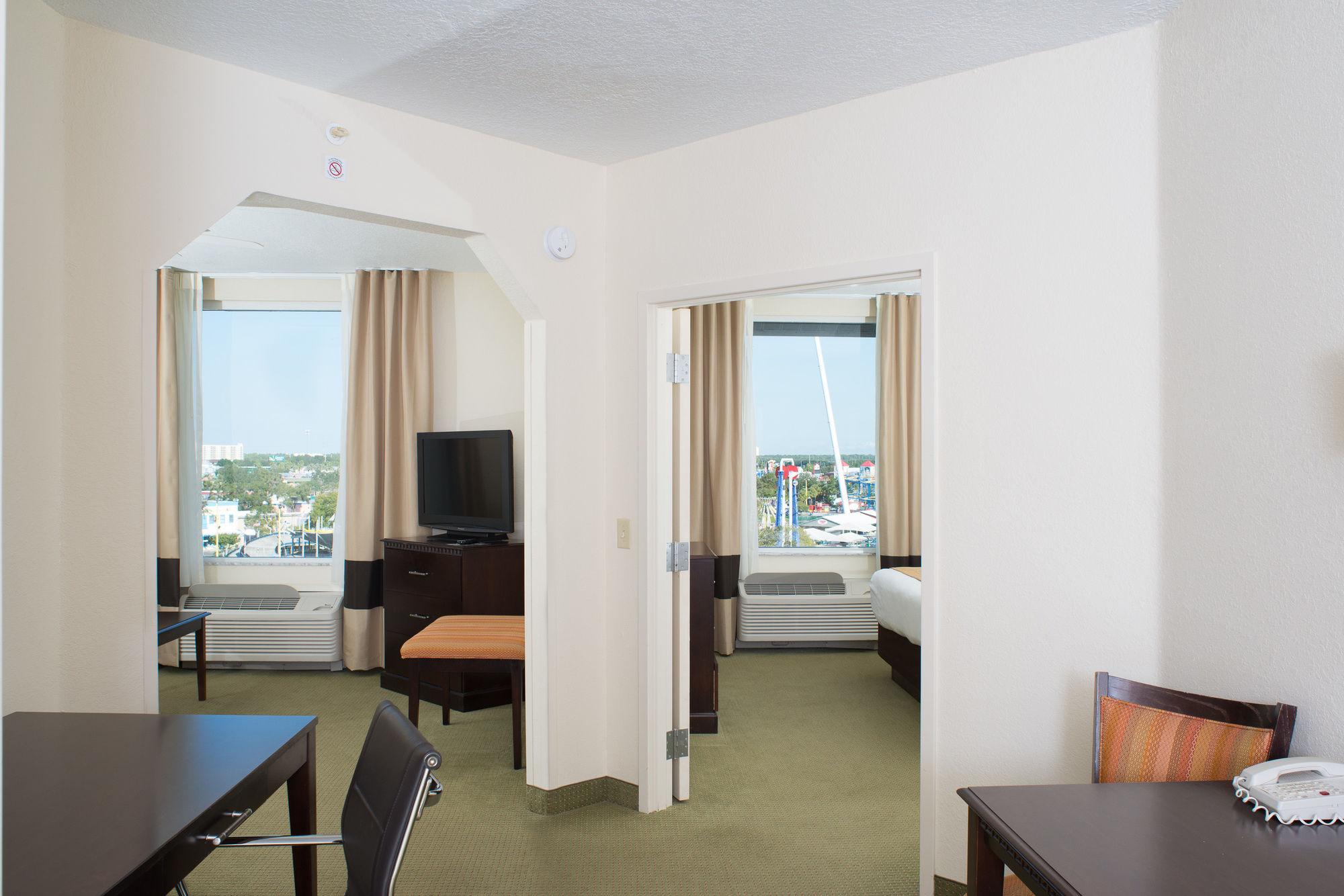 Hotel Comfort Suites Maingate East