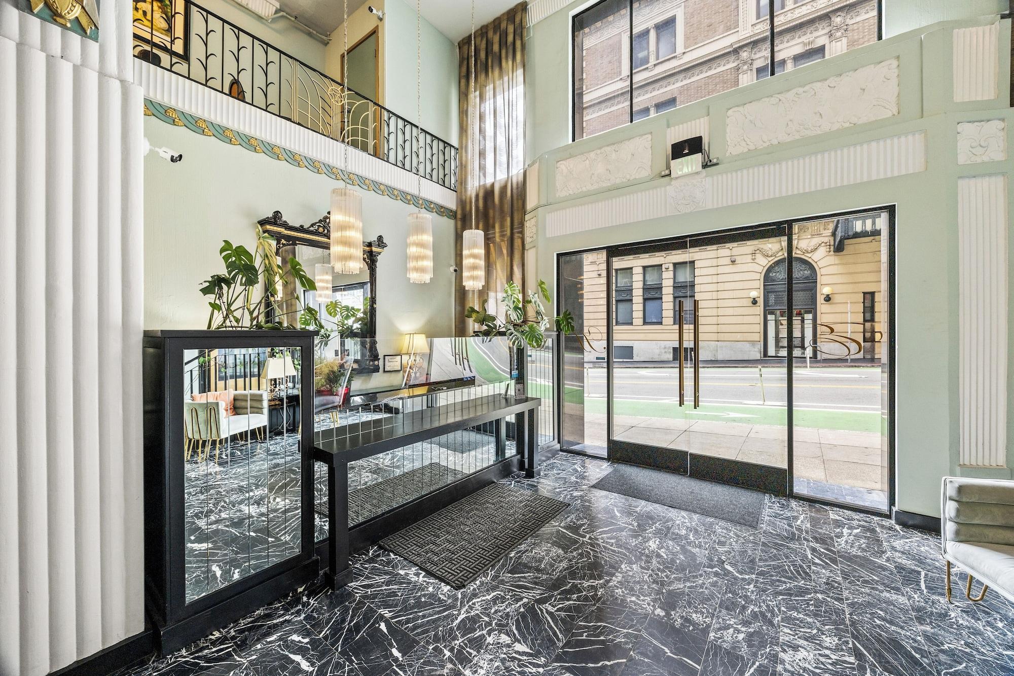 Vista Lobby Embassy Hotel