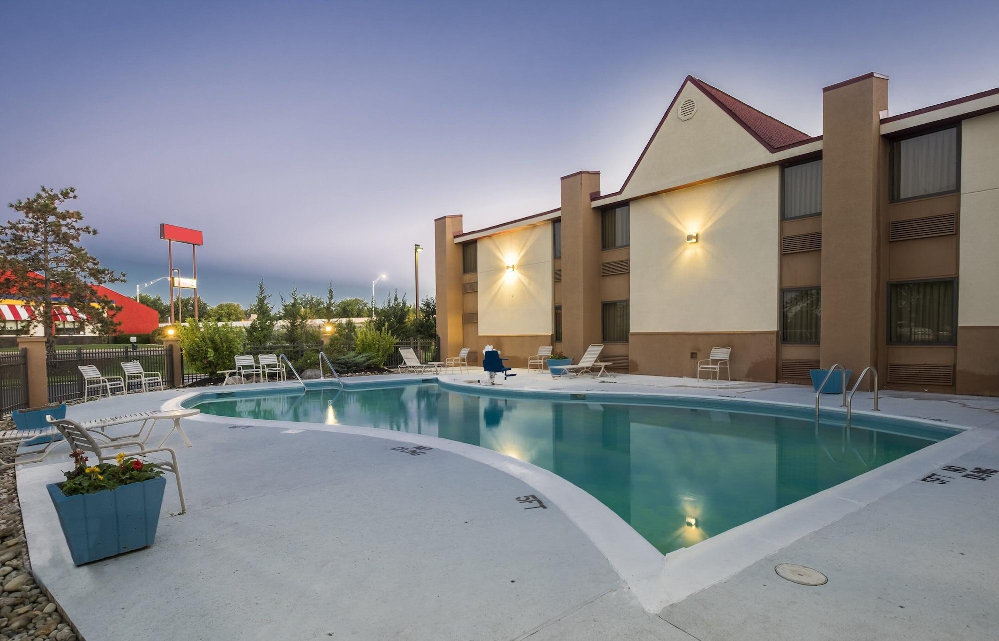 Vista Piscina Red Roof Inn & Suites Cincinnati North - Mason