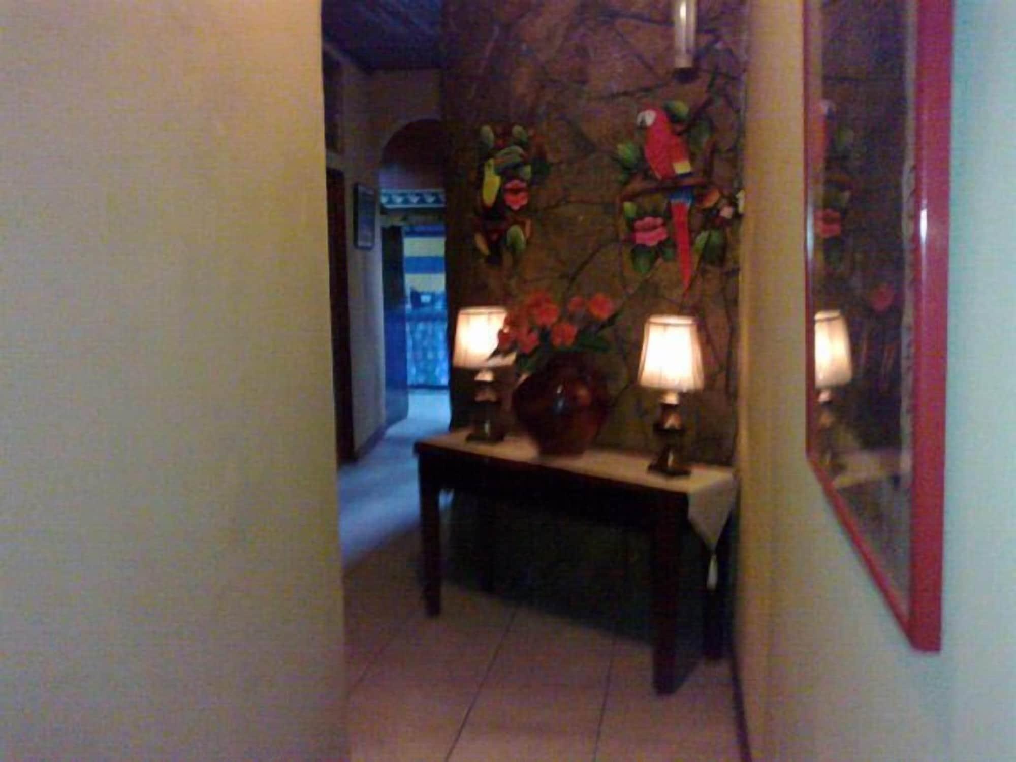 Varios Charly's Place Hotel