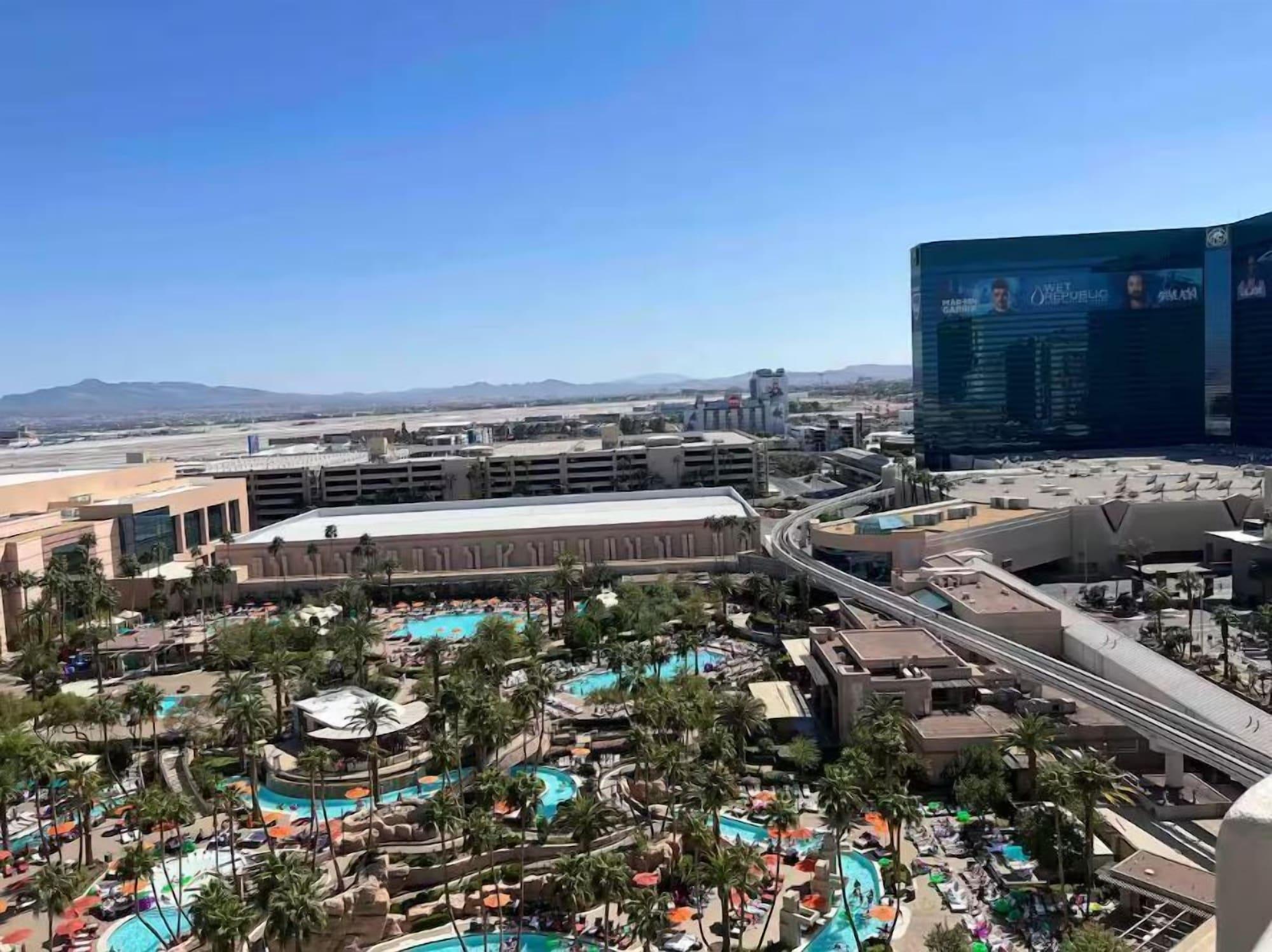 Vista Piscina MGM Signature Executive Suite