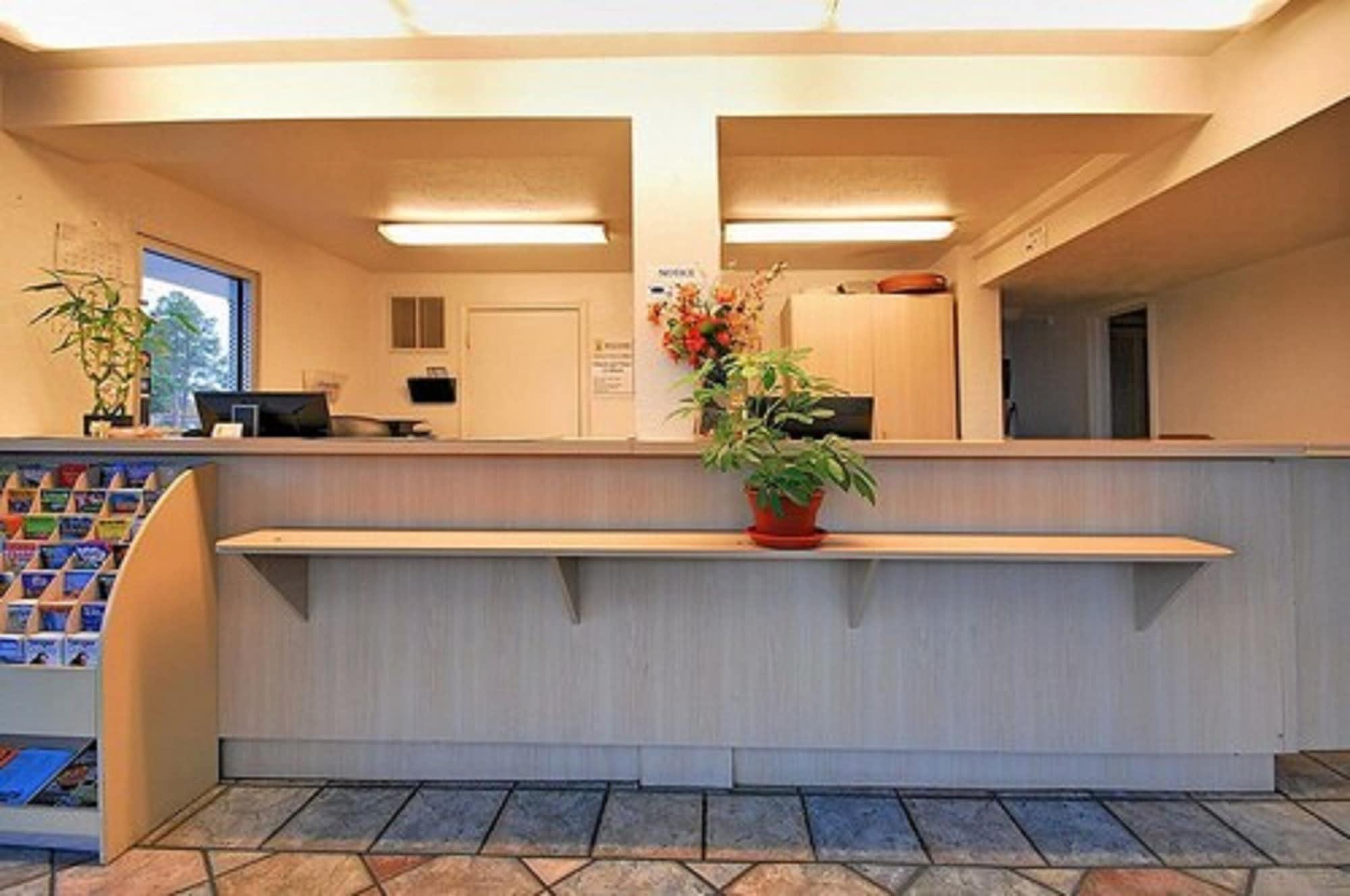 Vista Lobby Super 6 Inn & Suites