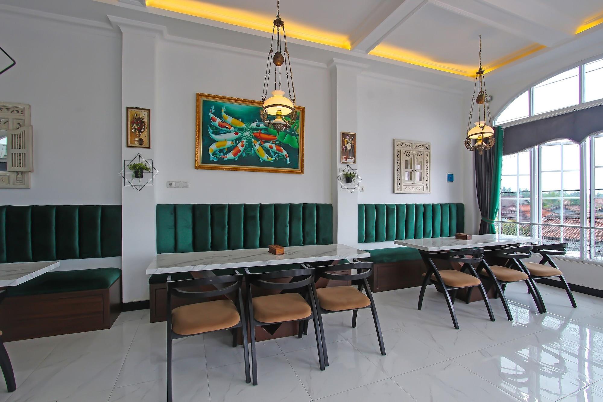 Restaurant Capital O 92105 A'shanti Inn