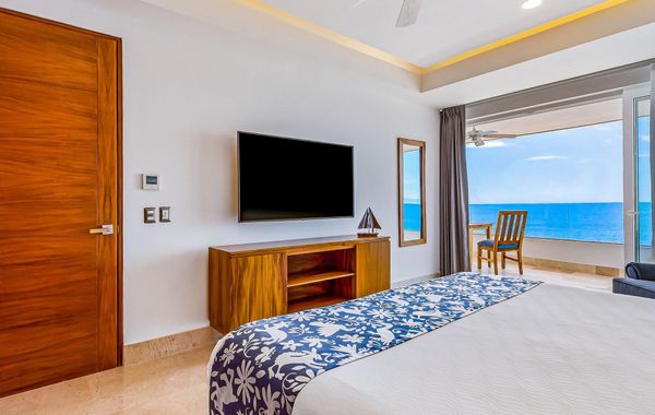 Inviting Waterfront Condo With Amazing Pool, Balcony & W/D - Hoteles de lujo en Puerto Vallarta, México