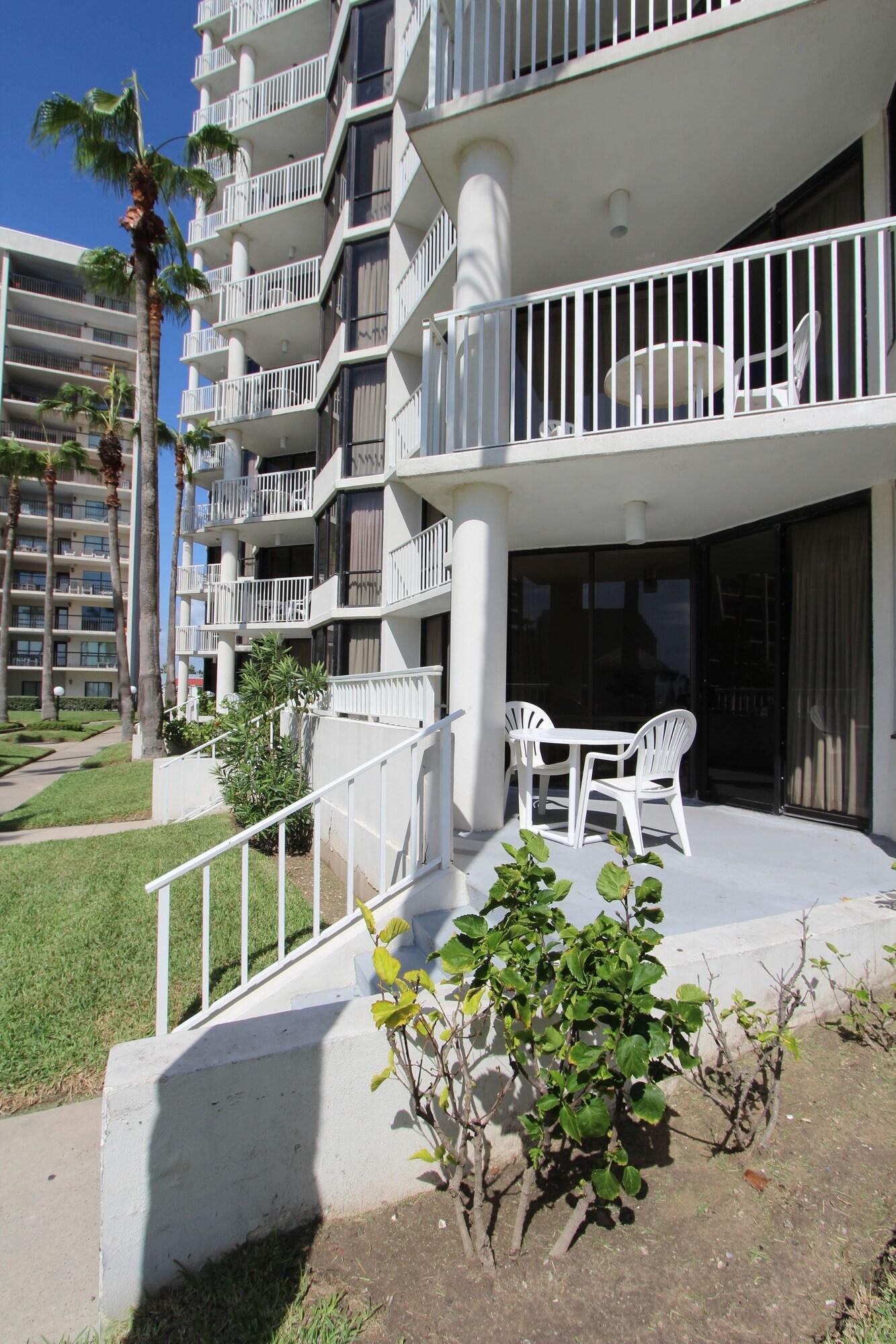 Vista Exterior Royale Beach and Tennis Club