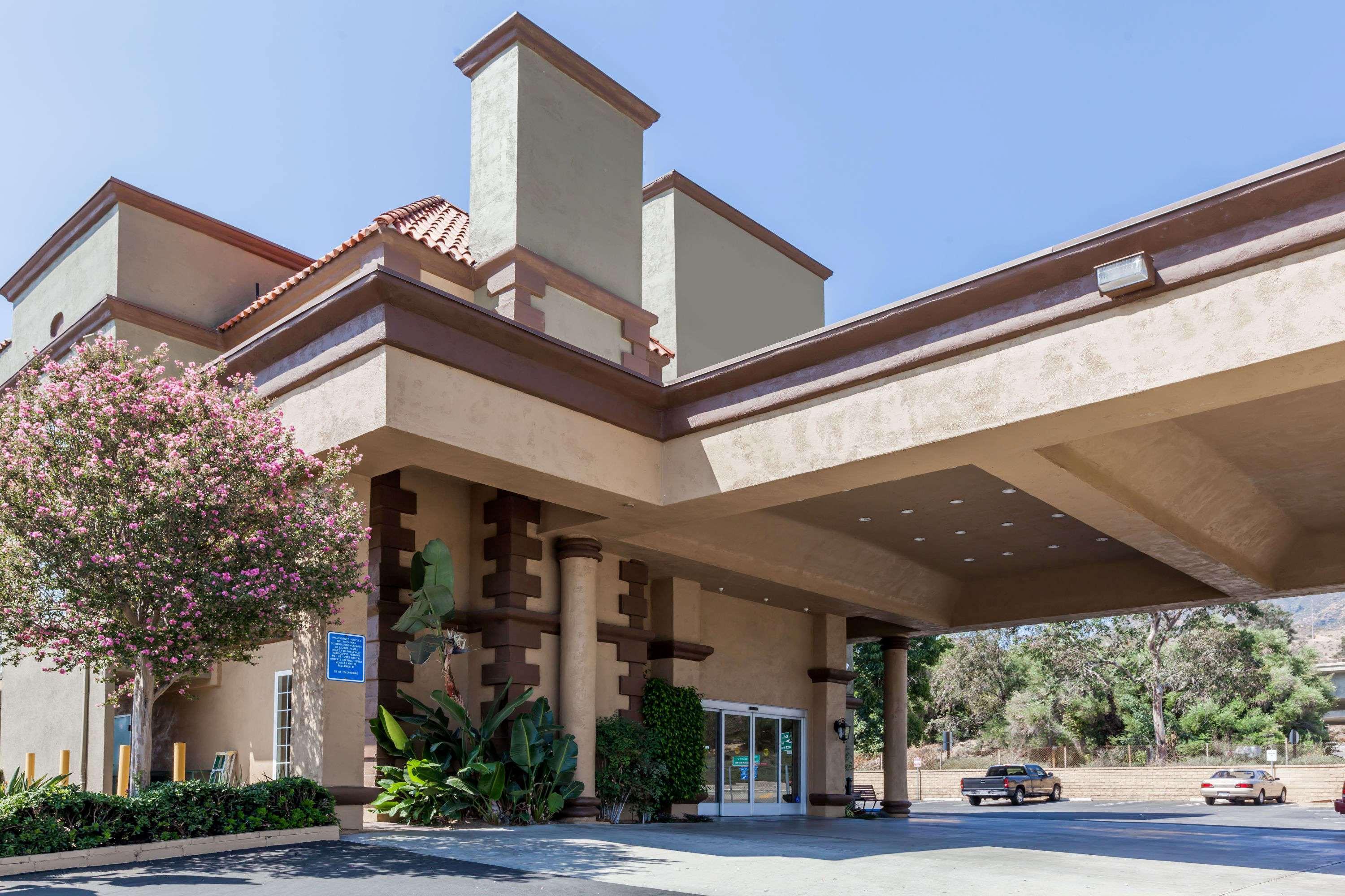 Vista Exterior Travelodge by Wyndham Sylmar CA