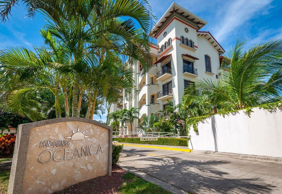 Playa Exquisitely decorated 5th-floor aerie with views of two bays in Flamingo