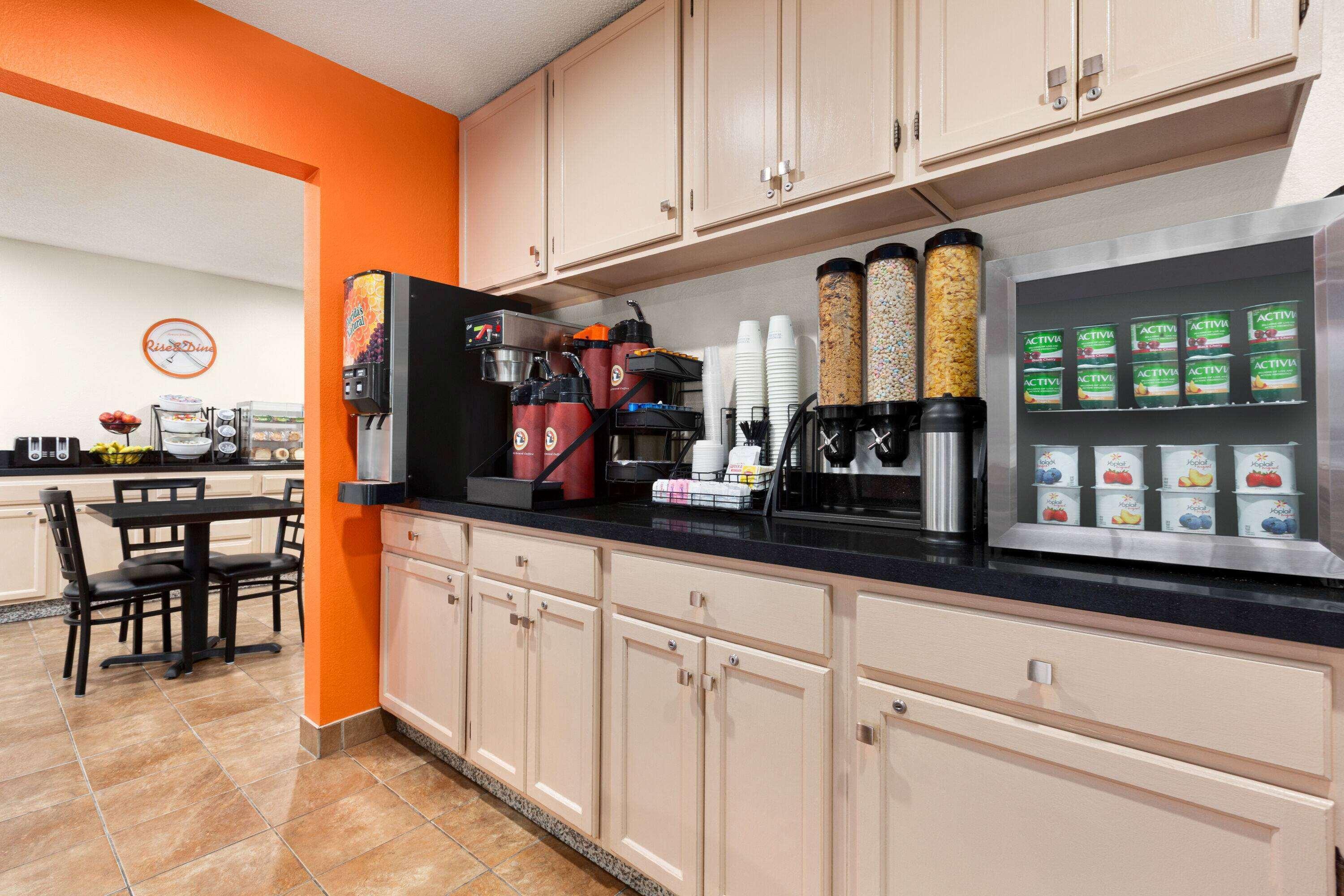 Restaurant Howard Johnson by Wyndham Waterloo/Cedar Falls