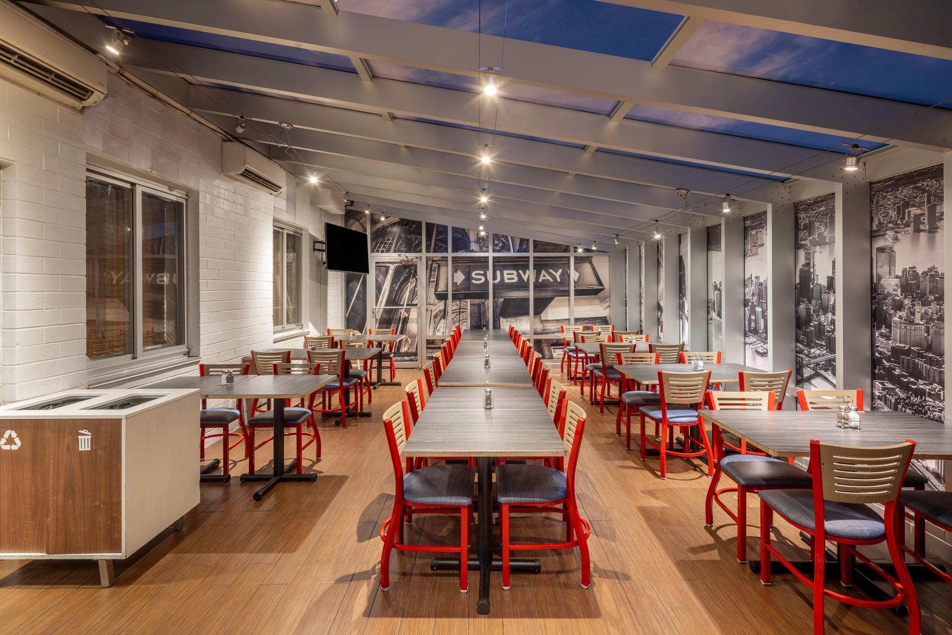 Restaurant Holiday Inn Express New York City Times Square by IHG