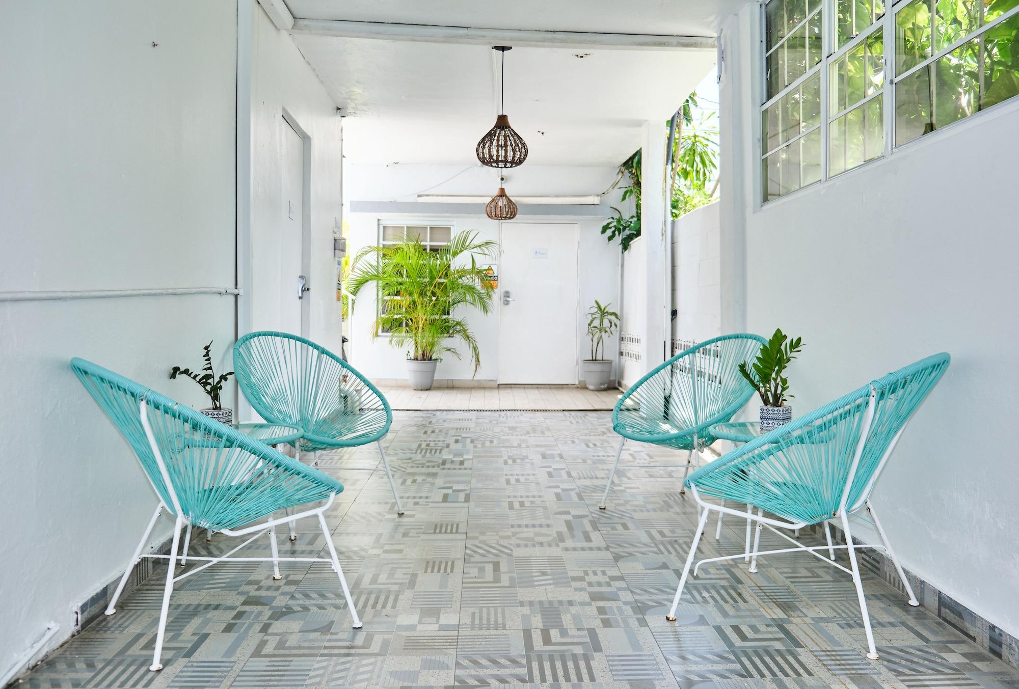 Varios The Pelican Poshtel