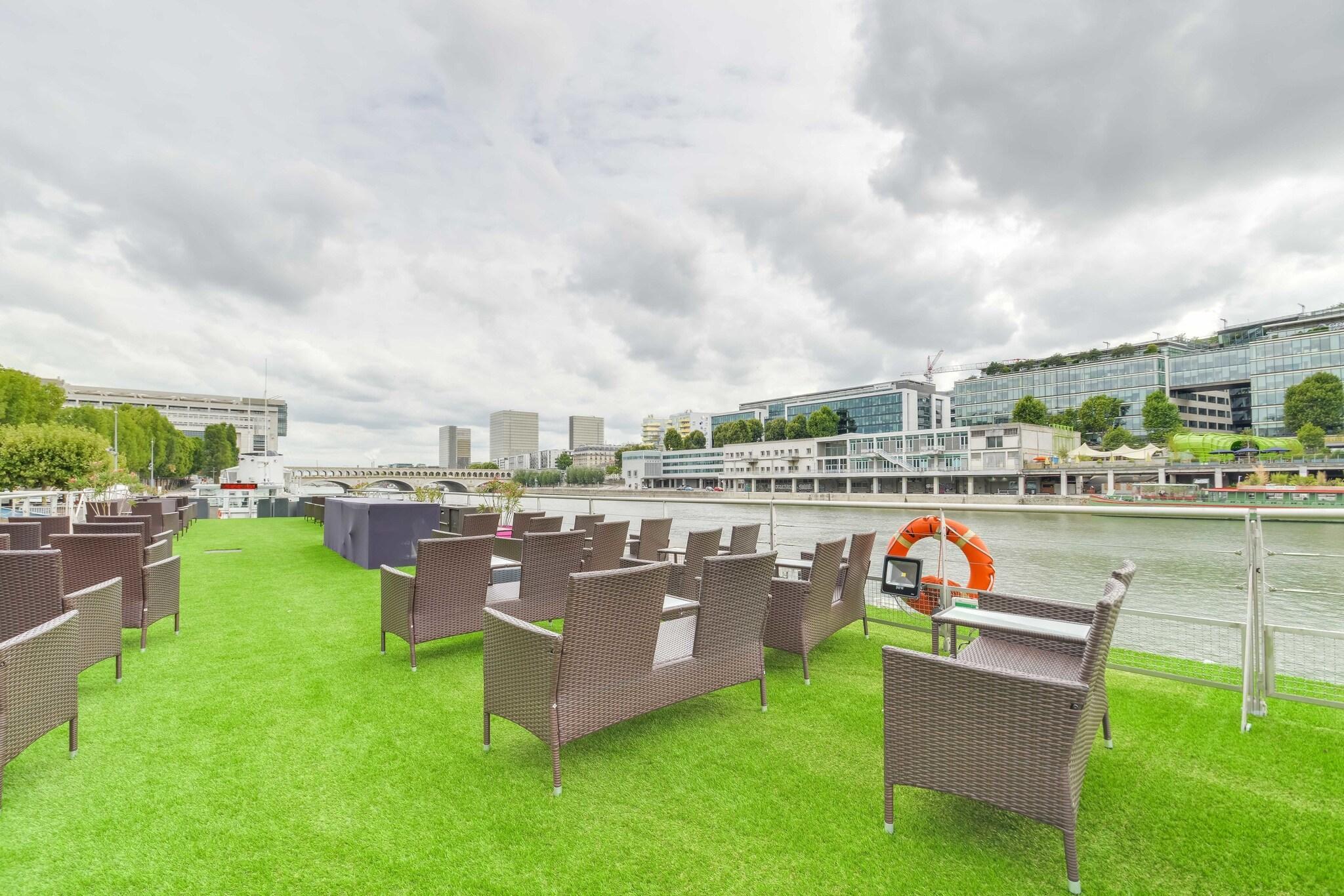 Varios Vip Paris Yacht Hotel