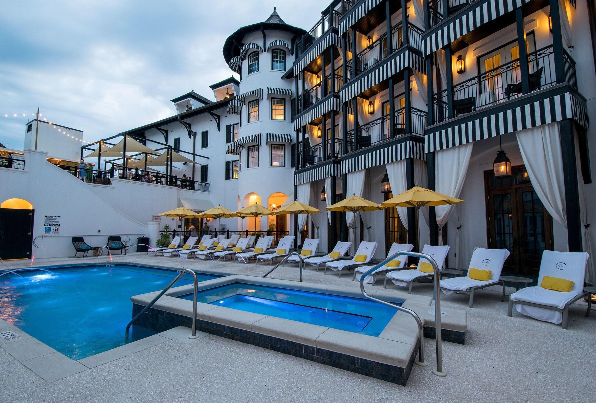 Vista Piscina The Pearl Hotel