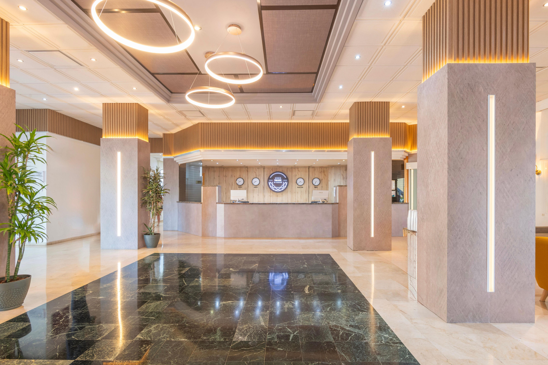 Vista Lobby Hotel Parasol by Dorobe