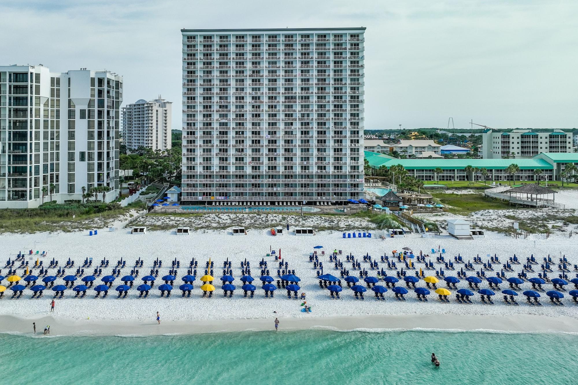 Playa Pelican Beach Resort by Colasan