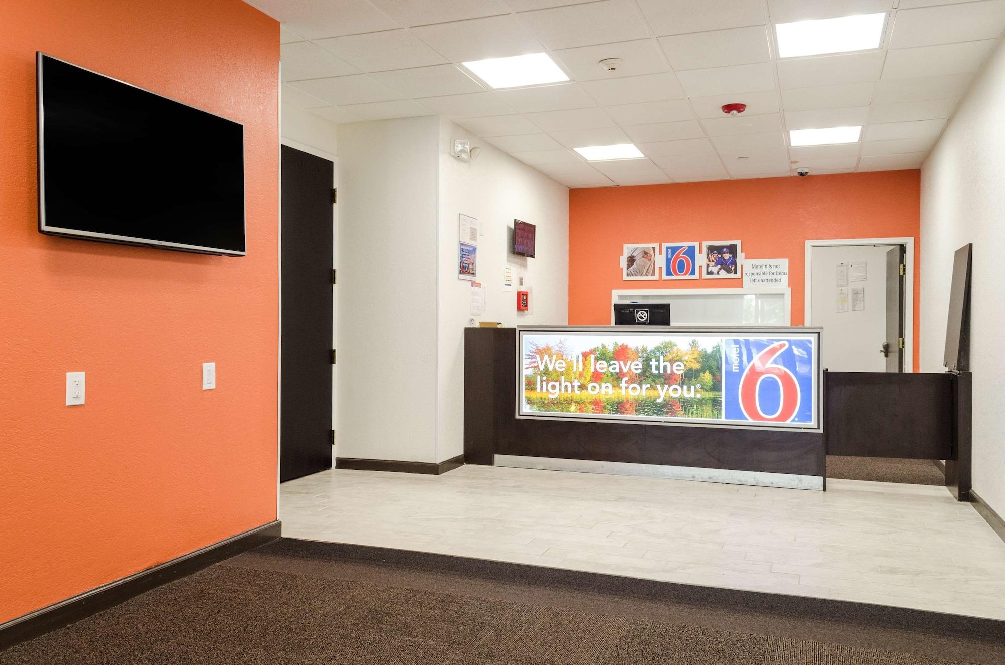 Vista Lobby Motel 6 Brockton, MA