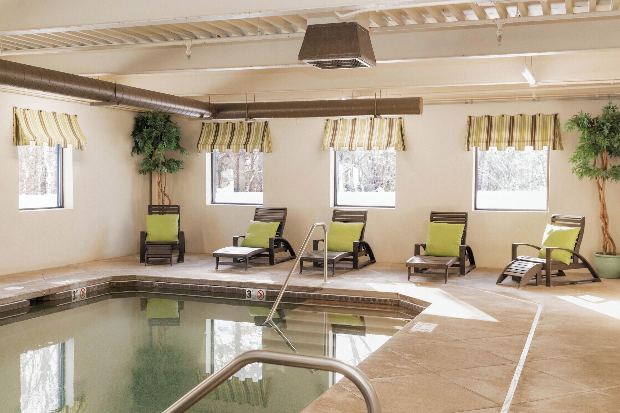 Vista Piscina The Colonial Hotel