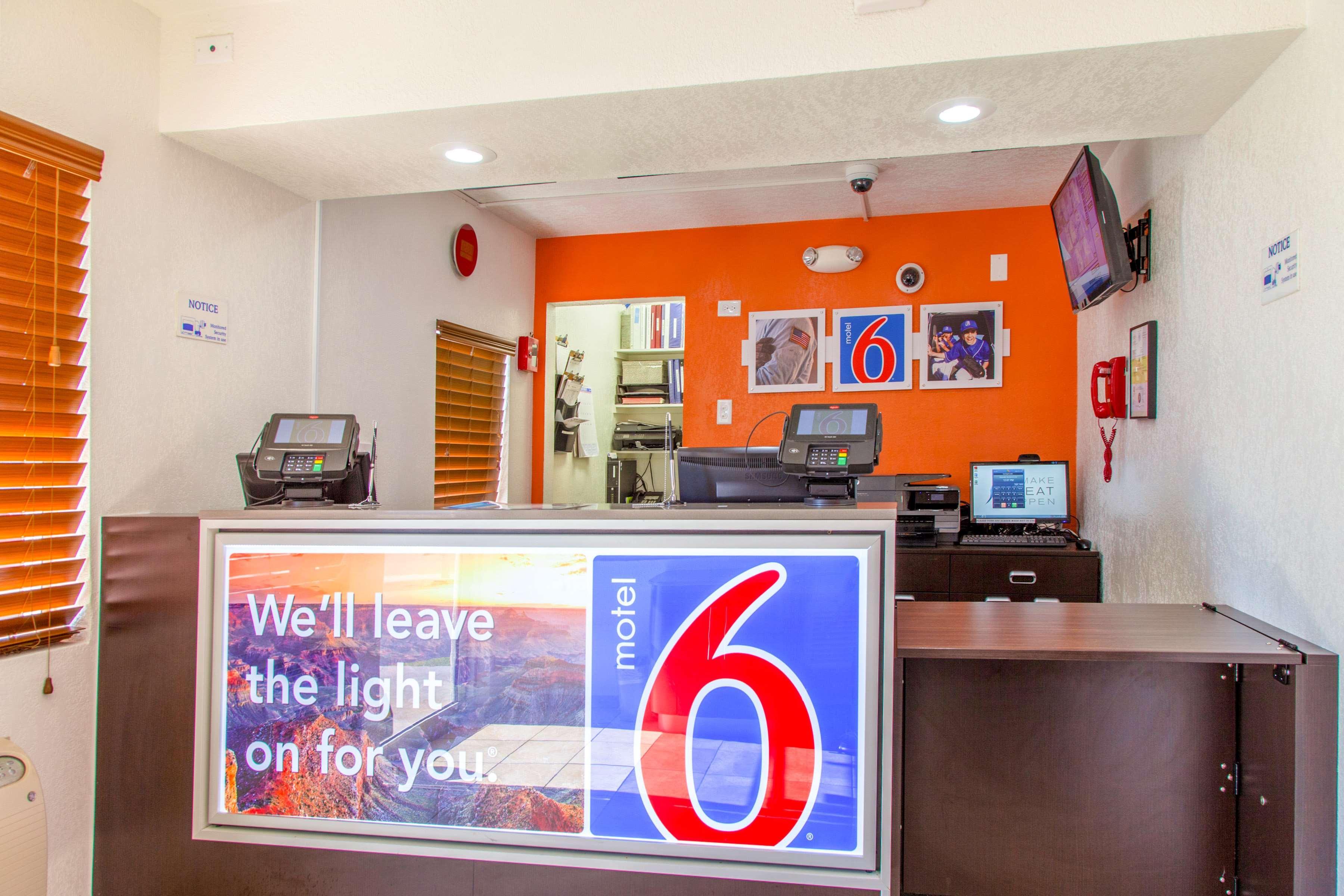 Vista Lobby Motel 6 Phoenix, AZ - Airport - 24th Street