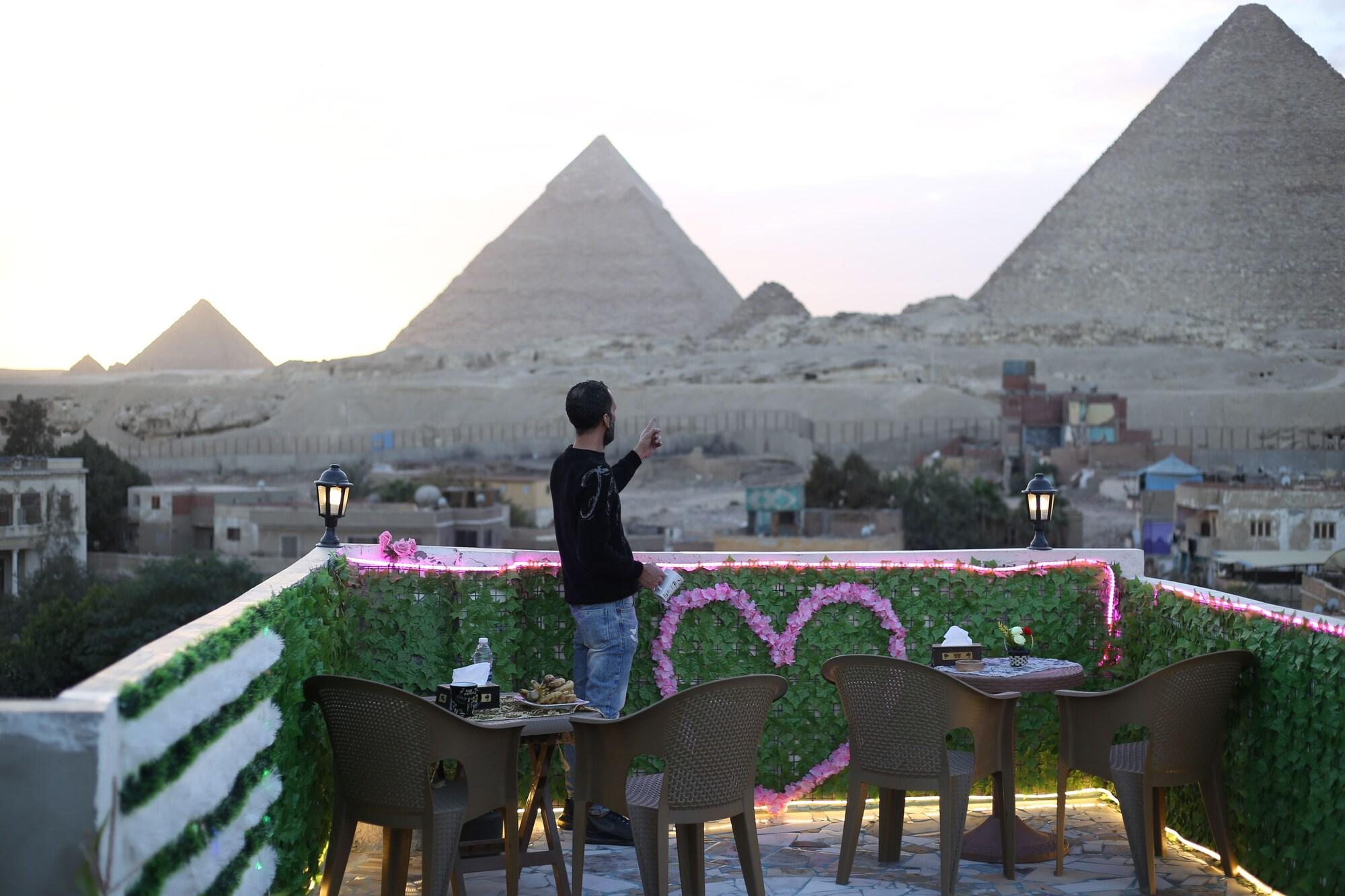 Vista Exterior sultan pyramids view