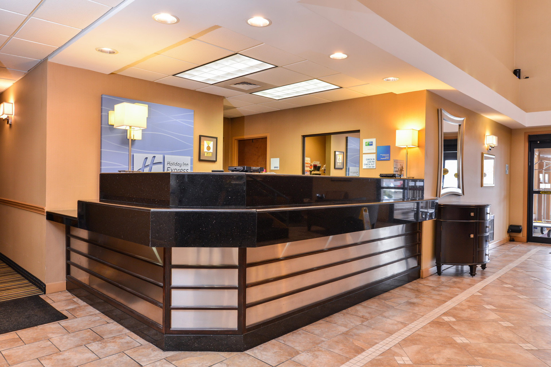 Vista Lobby Holiday Inn Express Lewisburg/New Columbia by IHG