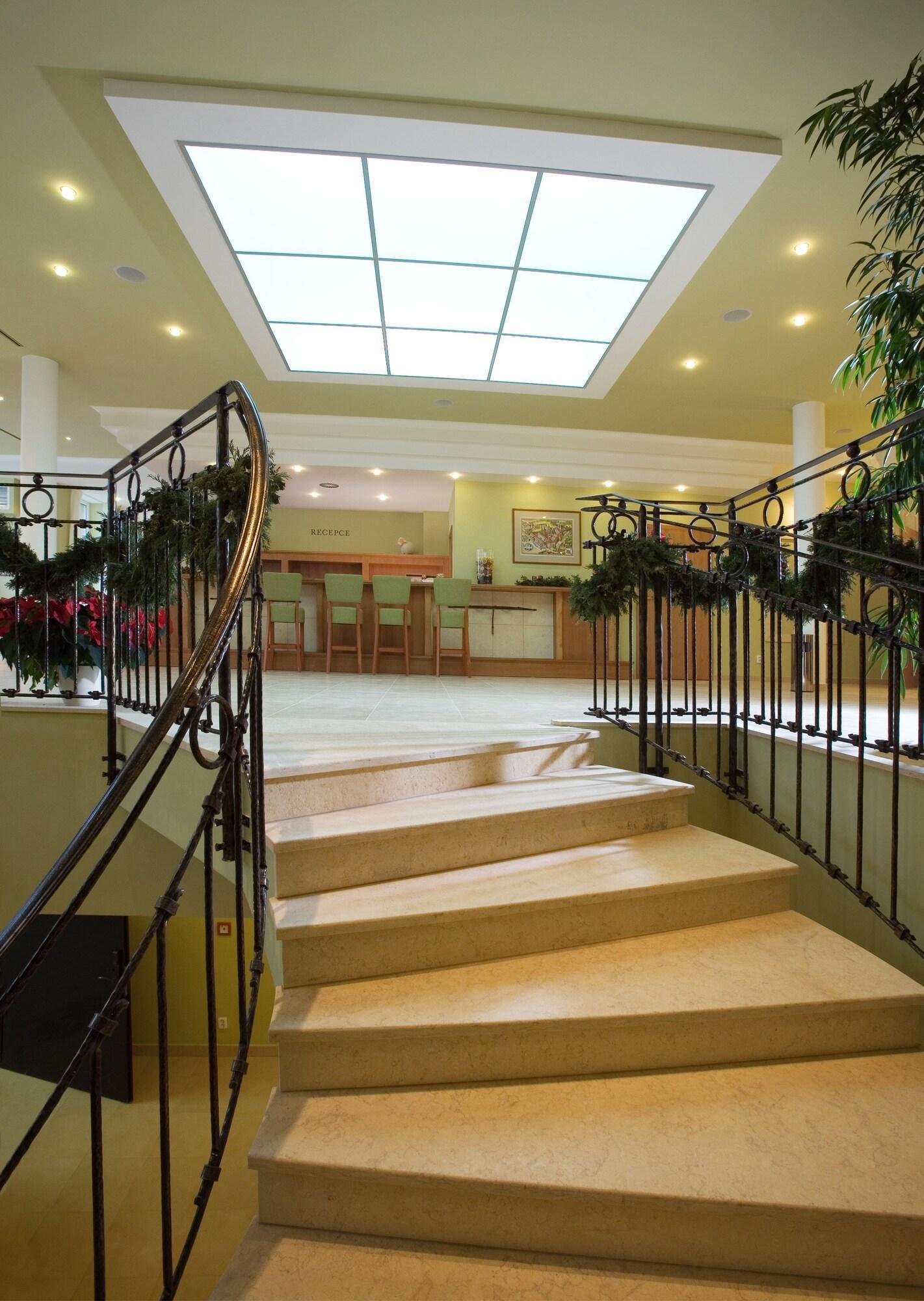 Vista Lobby Dolce Villa Hotel