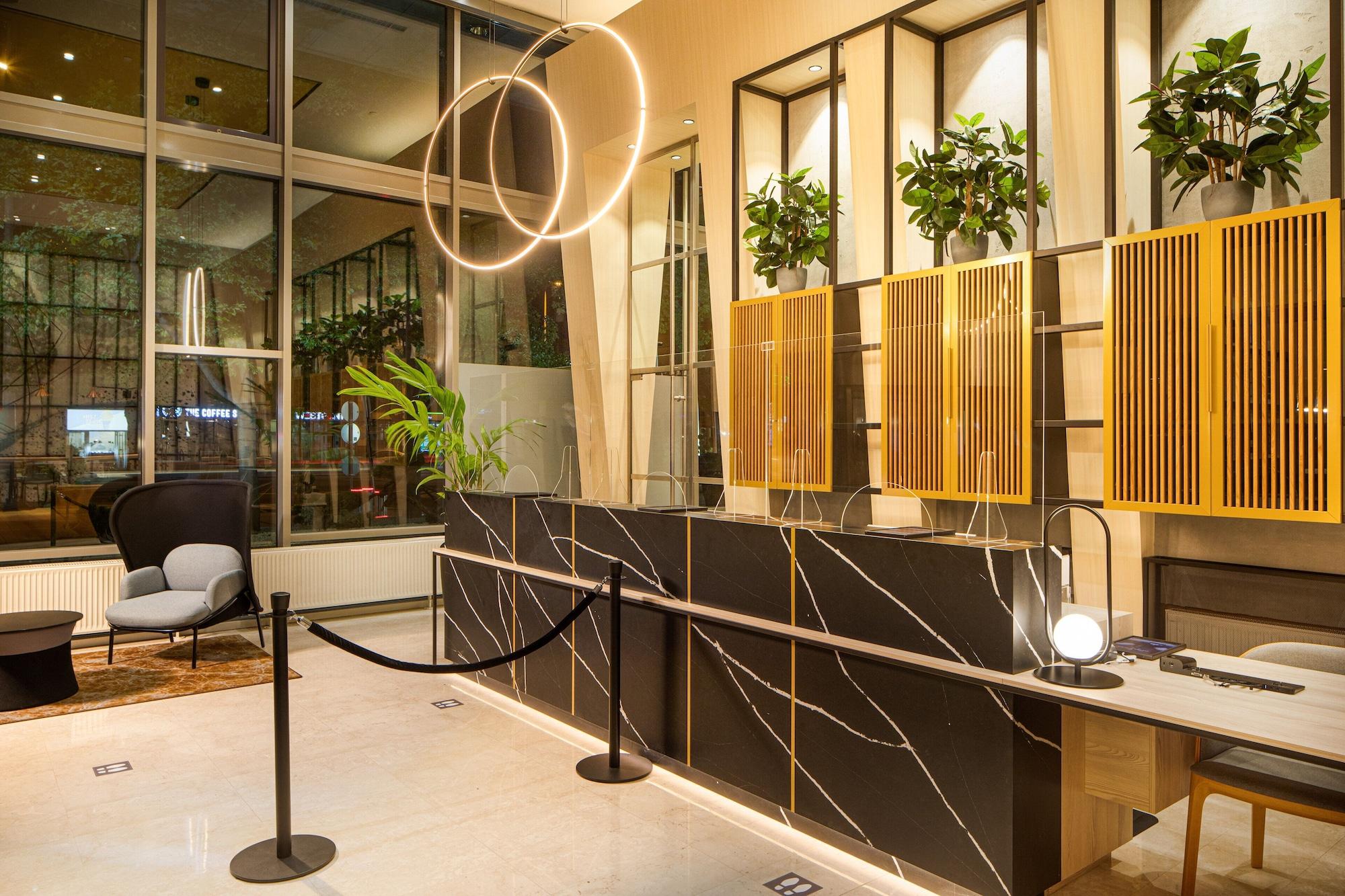 Vista Lobby Crowne Plaza Budapest by IHG