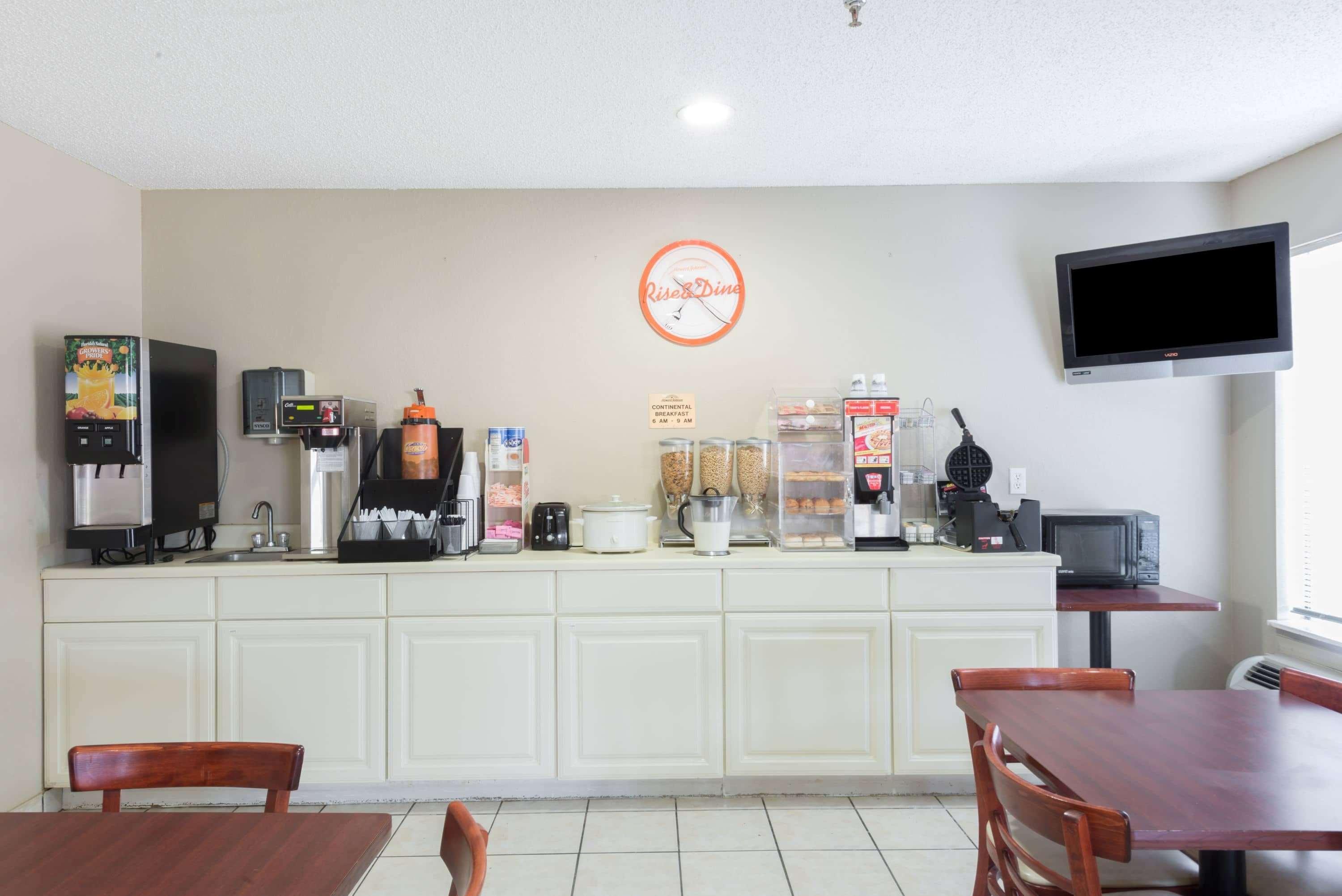 Restaurant Howard Johnson by Wyndham Iowa LA