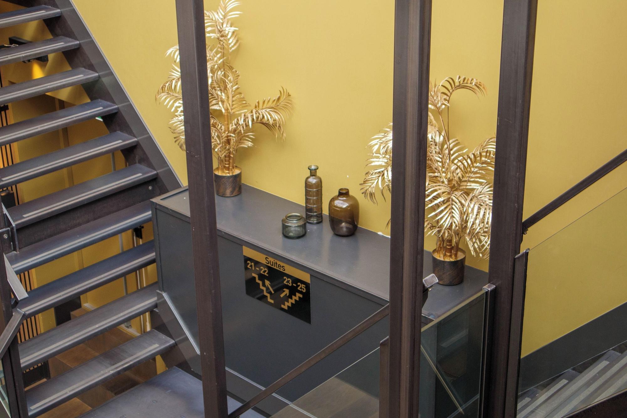 Vista Lobby Manzo's Suites