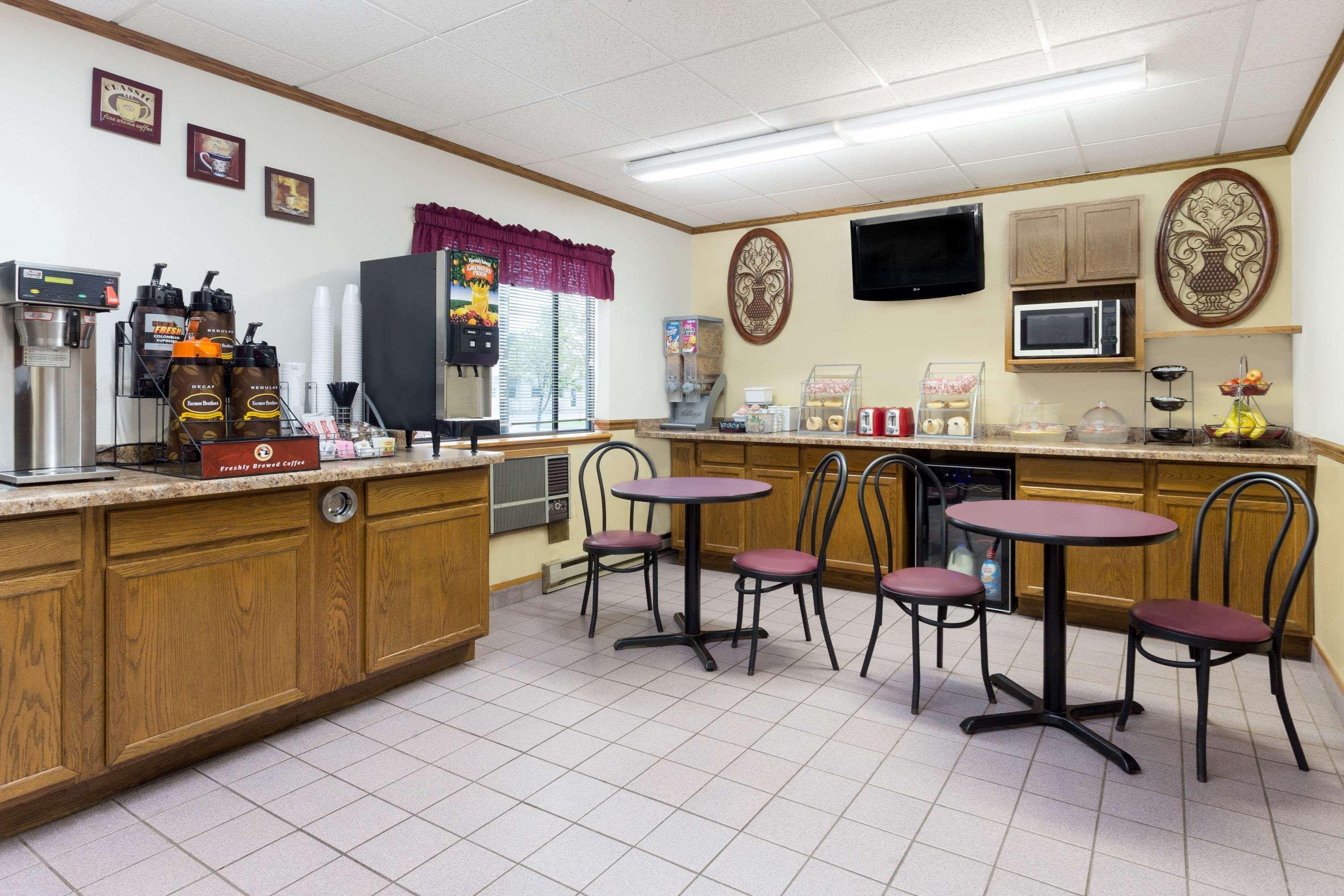 Restaurant Super 8 by Wyndham Antigo