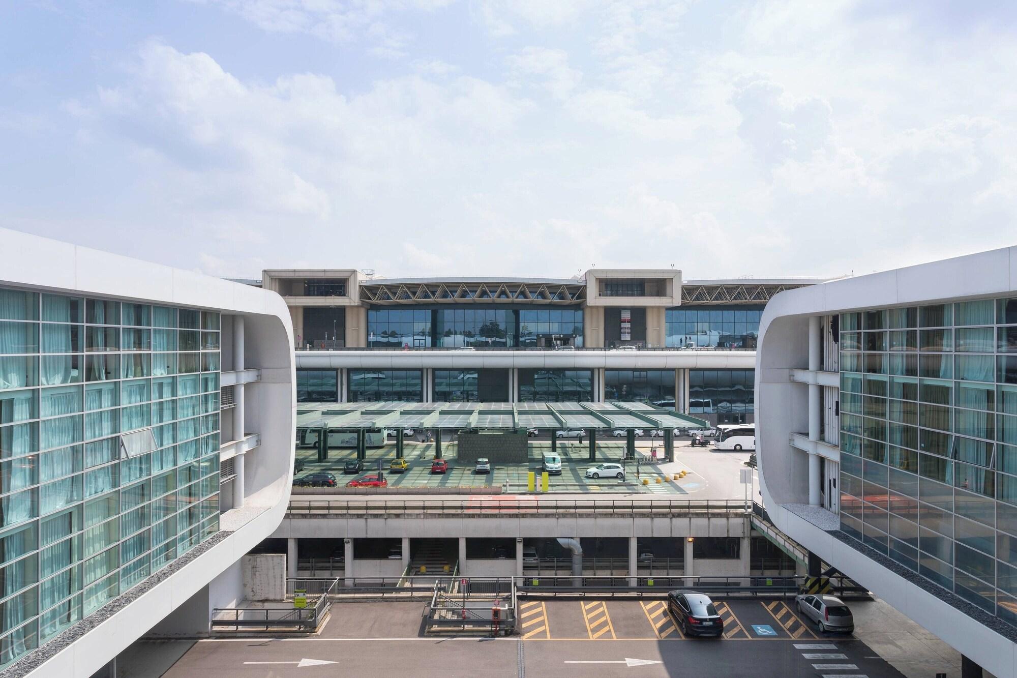 Vista Exterior Sheraton Milan Malpensa Airport Hotel & Conference Center
