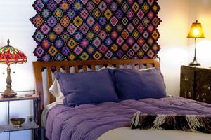 Alquiler Vacacional - Artful, Rustic Backyard Cabin-Sustainable Ethic, Downtown 20 Min, 5-Star Shower