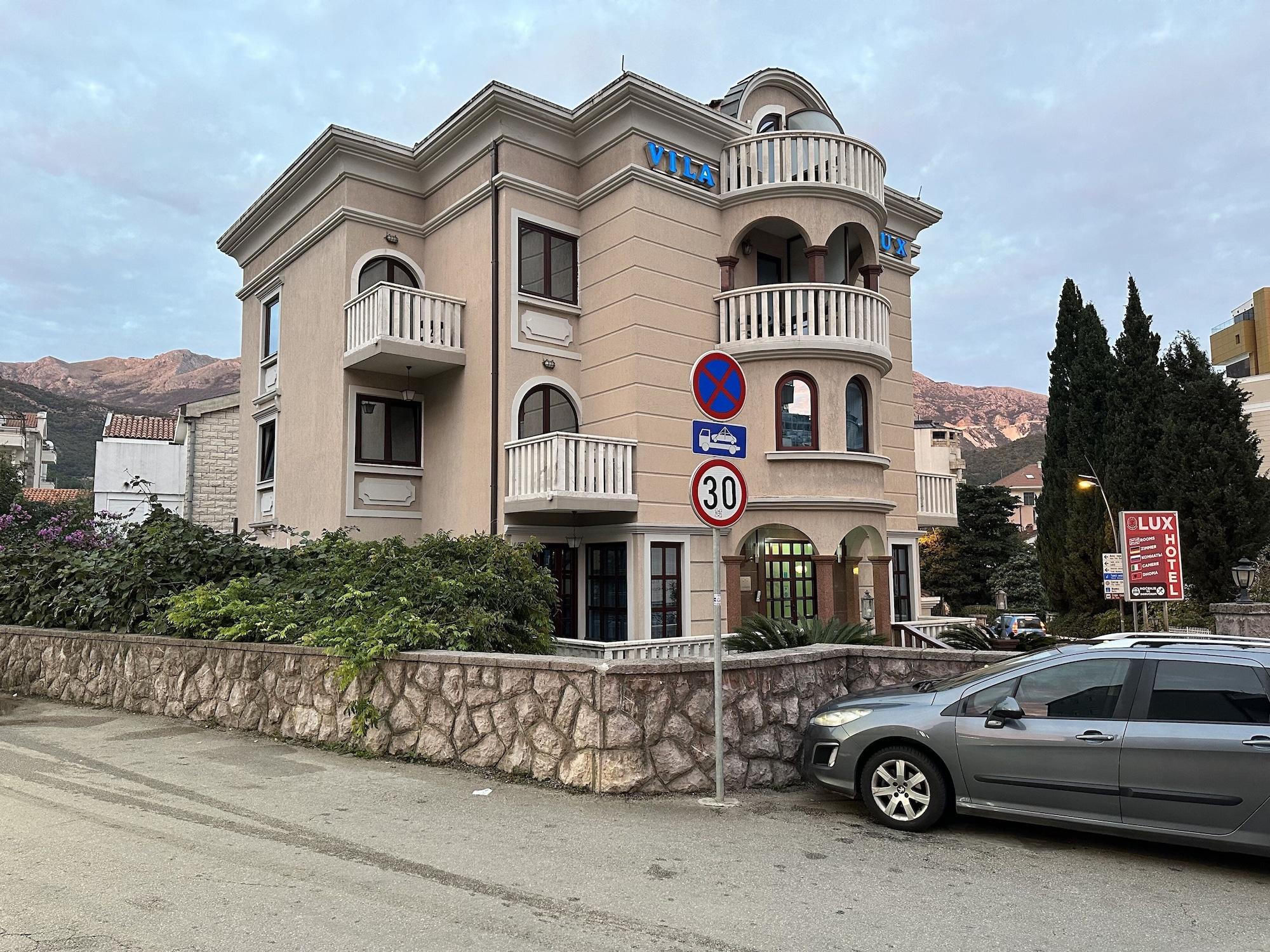 Varios Vila Lux Hotel