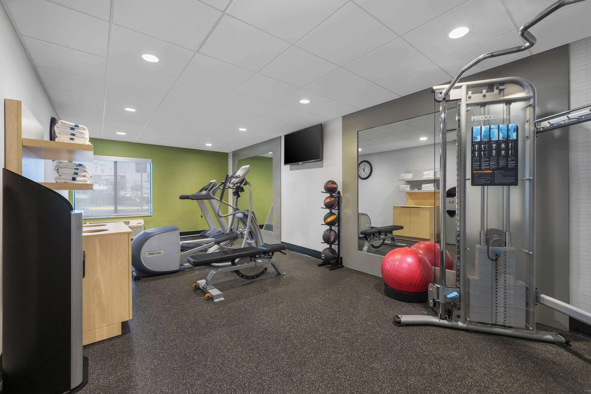 Gimnasio Spark by Hilton Bakersfield Central