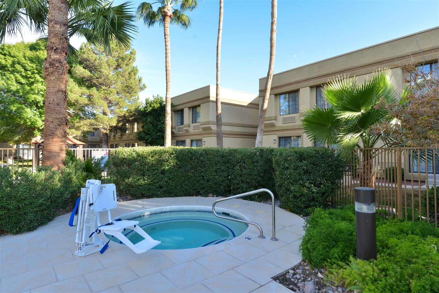 Vista Piscina BEST WESTERN PLUS TUCSON INT'L AIRPORT HOTEL & SUITES