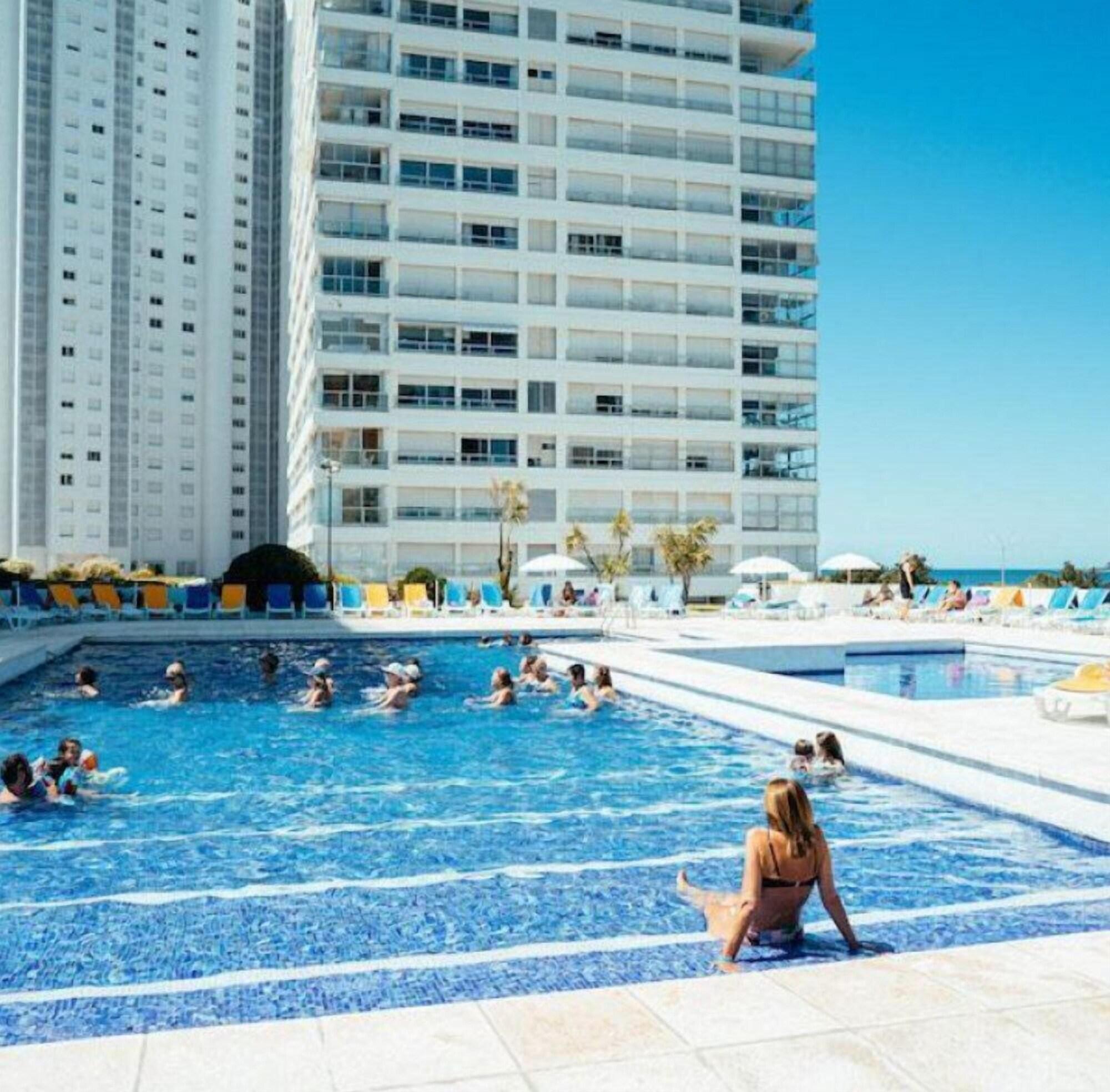 Vista Piscina Dpto 6 personas FRENTE AL MAR-