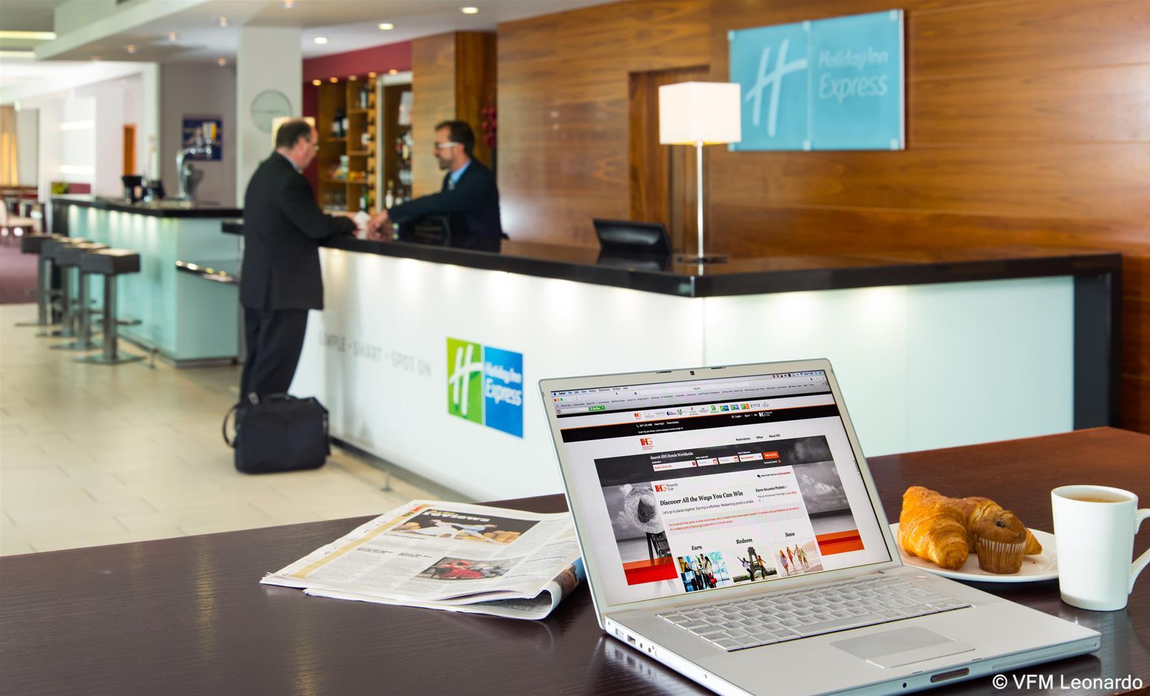 Vista Lobby Holiday Inn Express Hamilton by IHG